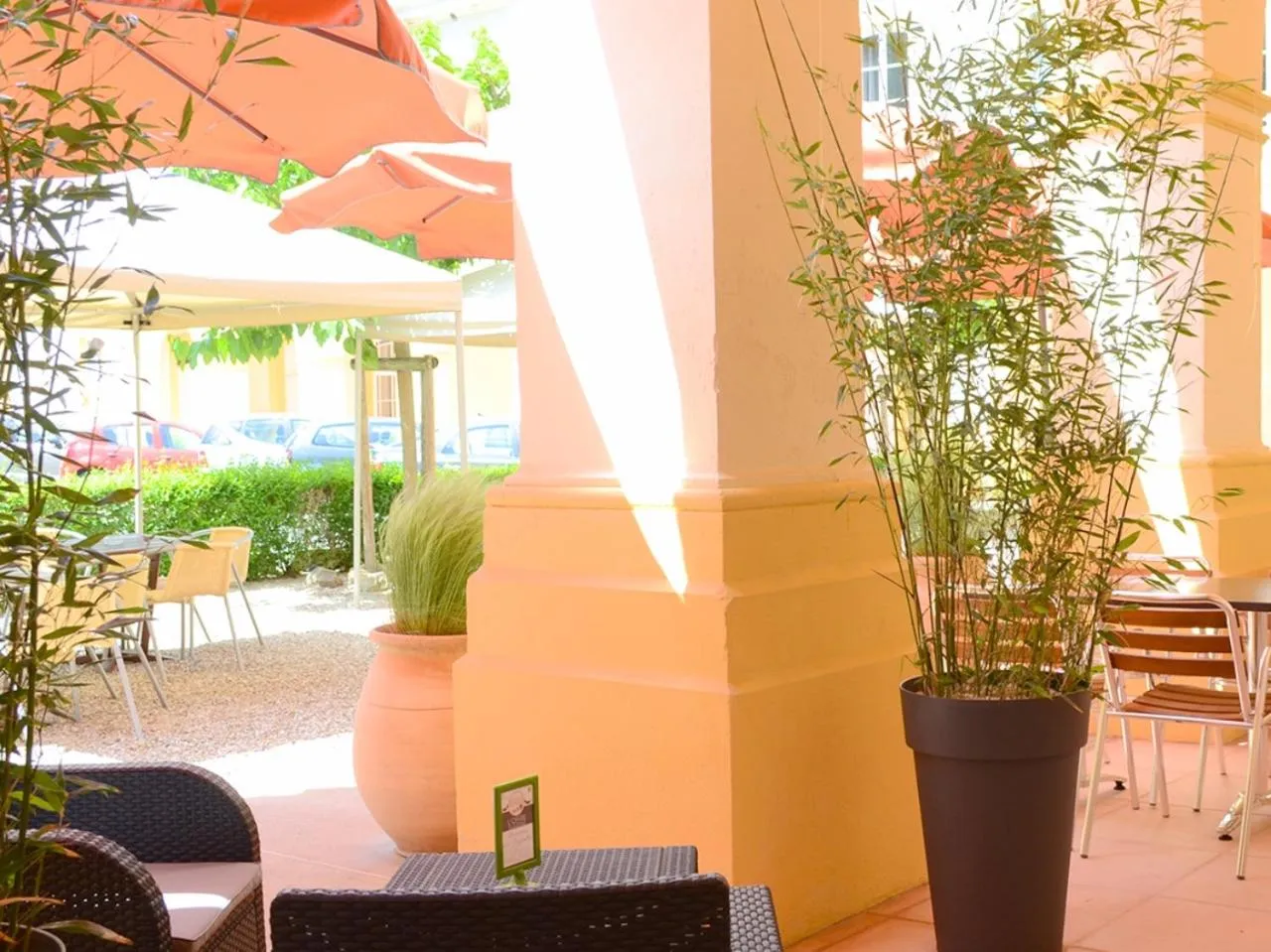 Patio in Grand Hôtel de Bourbon-Lancy - Spa et Restaurant - Logis