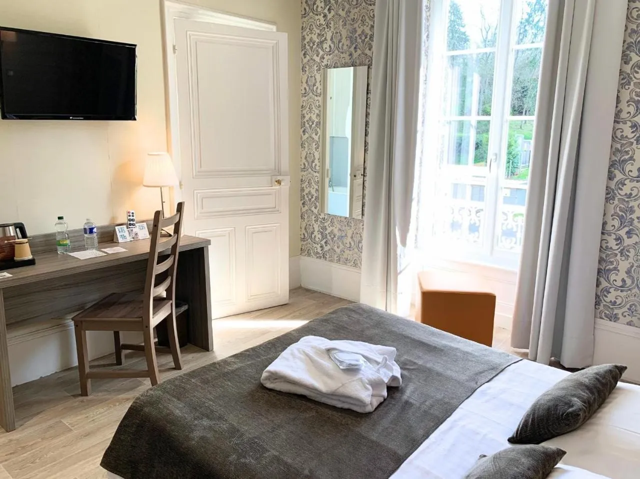 Photo of the whole room in Grand Hôtel de Bourbon-Lancy - Spa et Restaurant - Logis