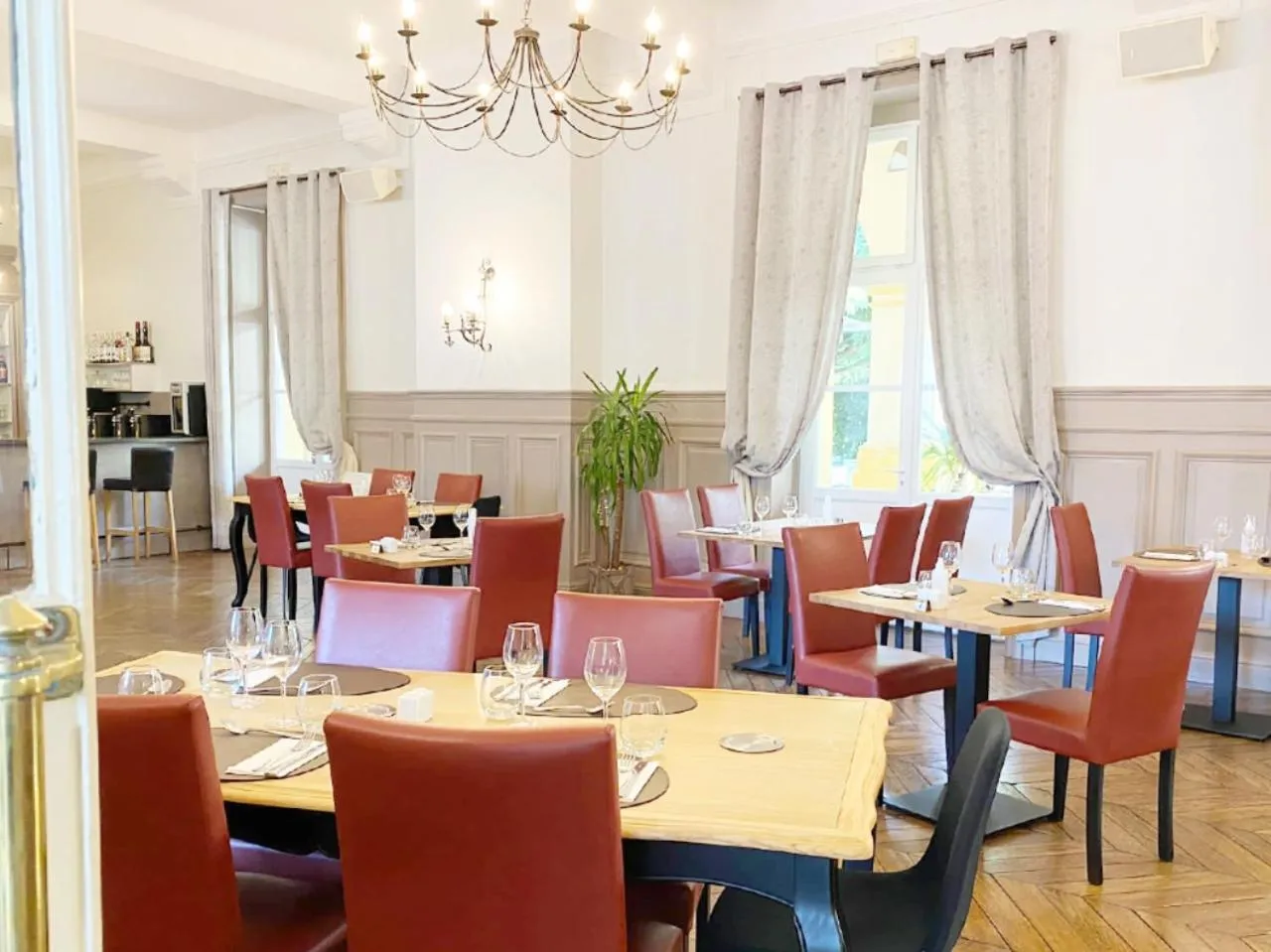 Restaurant/places to eat in Grand Hôtel de Bourbon-Lancy - Spa et Restaurant - Logis