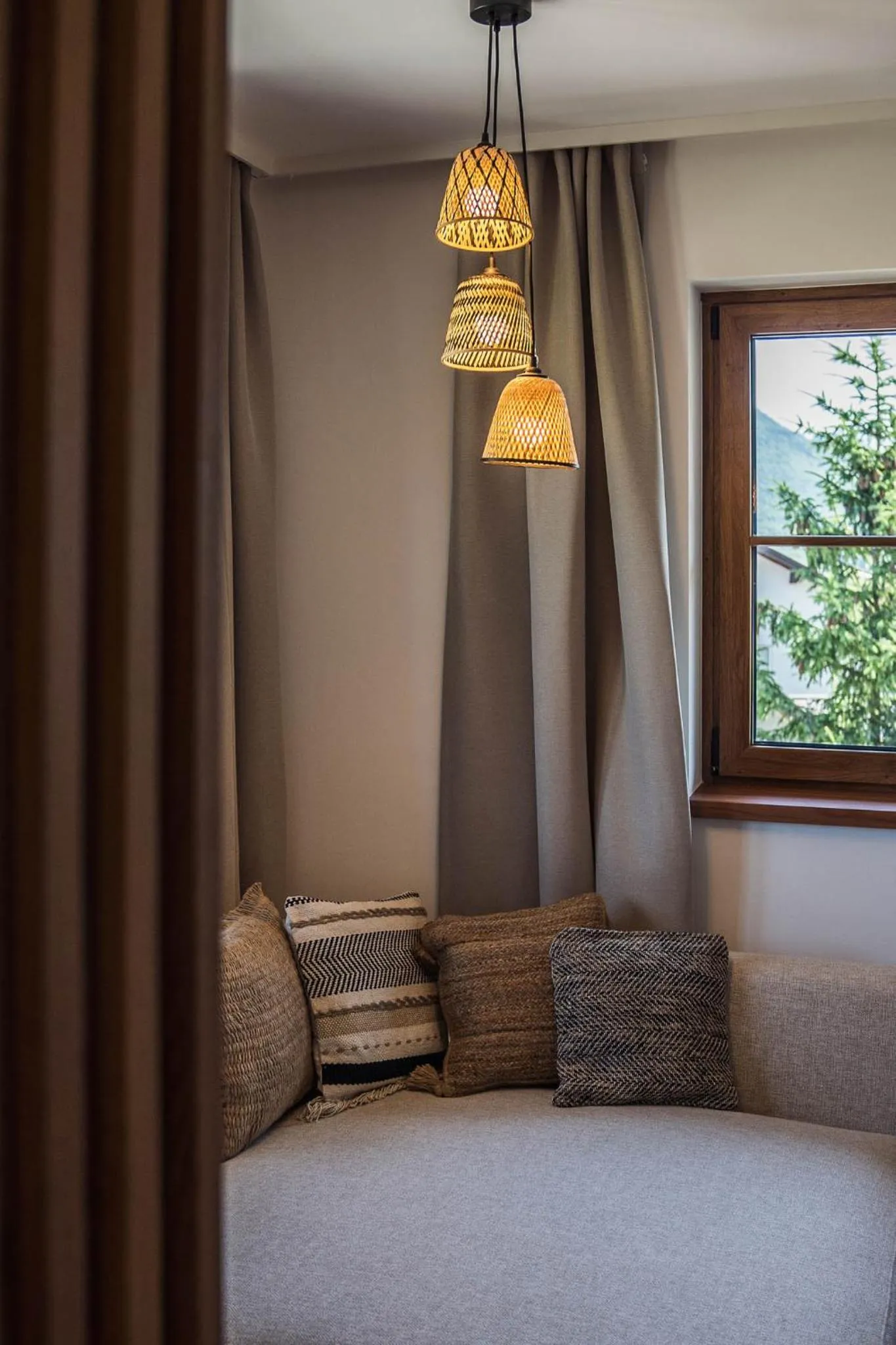 Seating area, Bed in Bergrose Hideaway