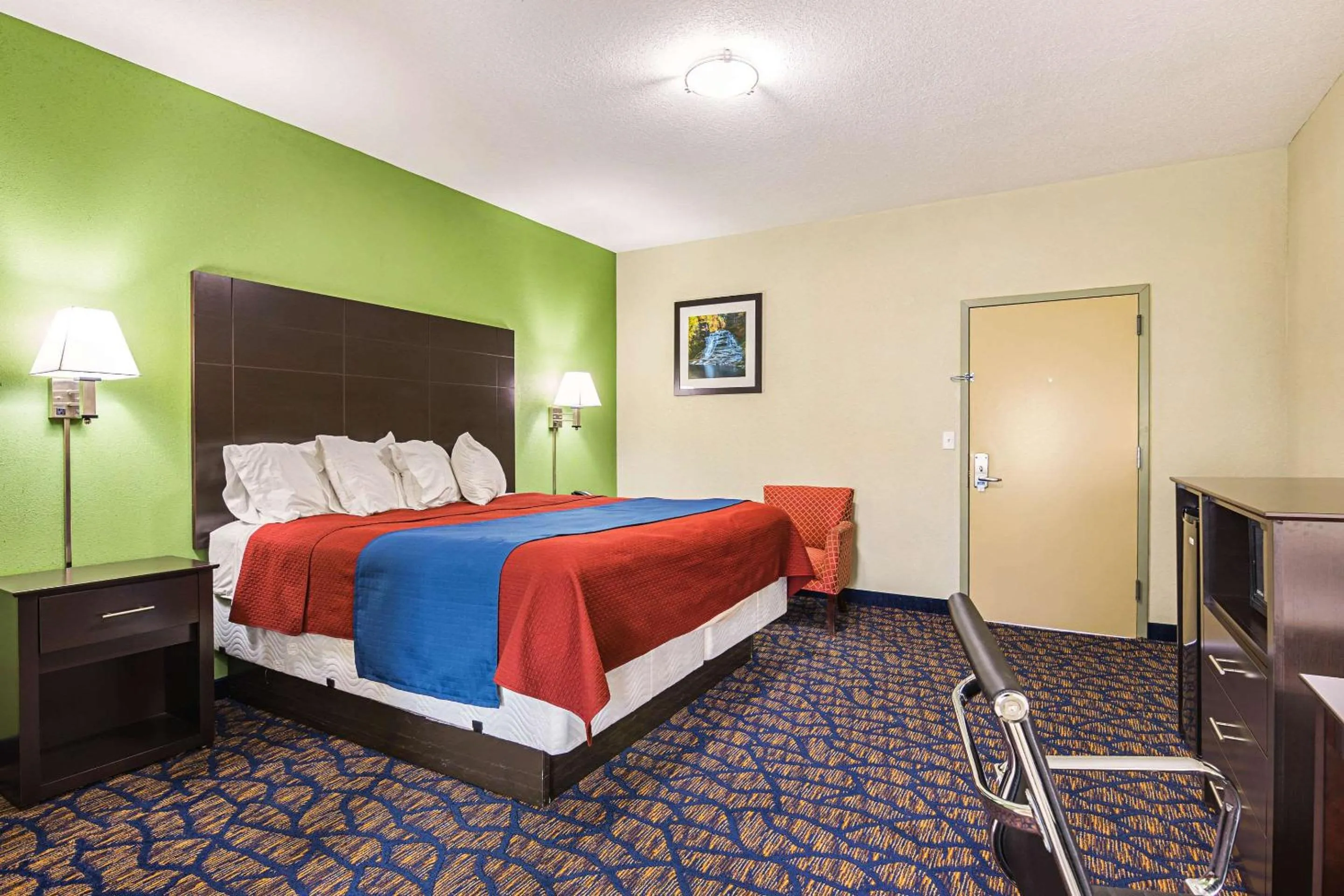 Photo of the whole room in Rodeway Inn & Suites Ithaca South