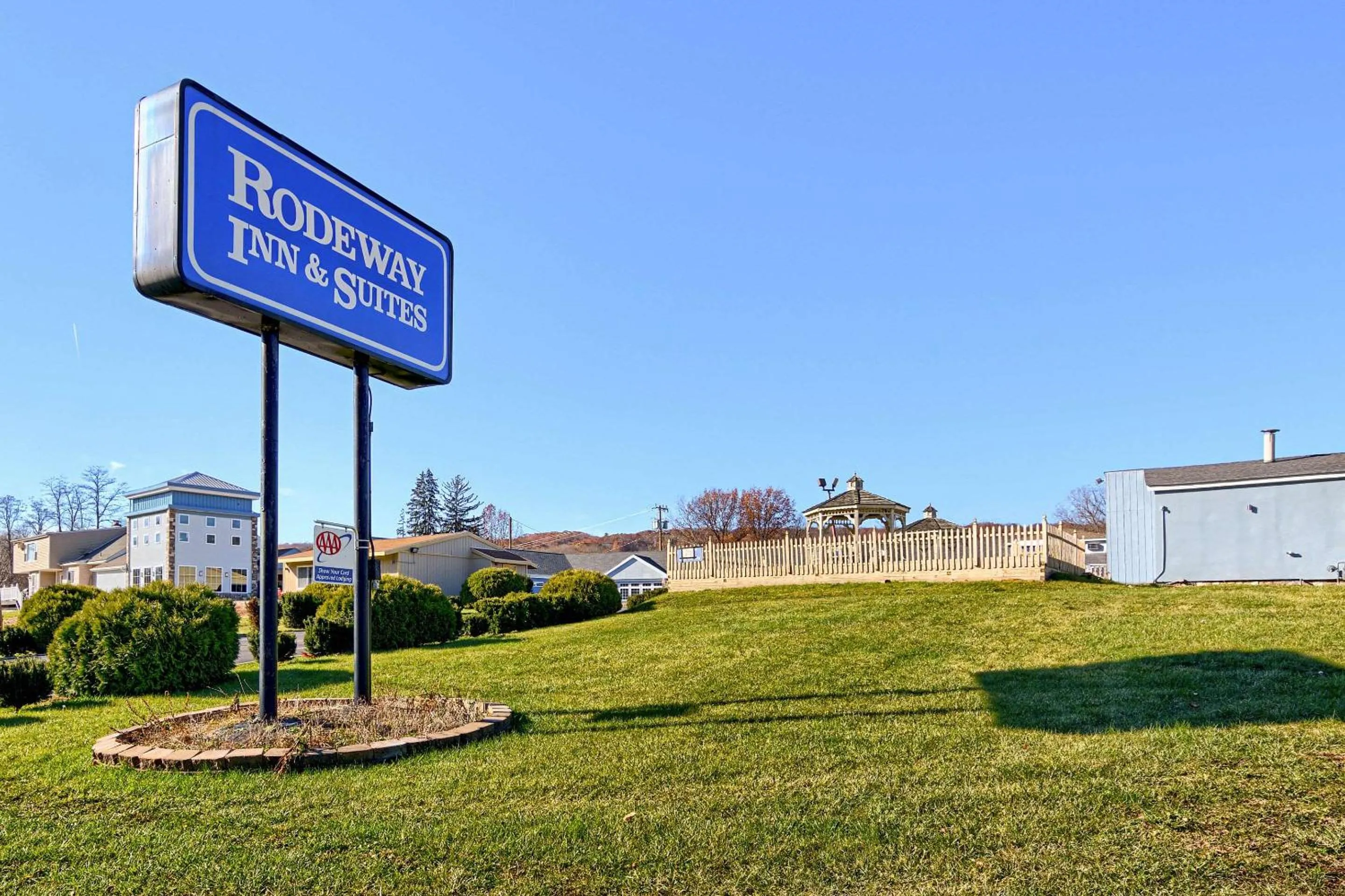 Property building in Rodeway Inn & Suites Ithaca South