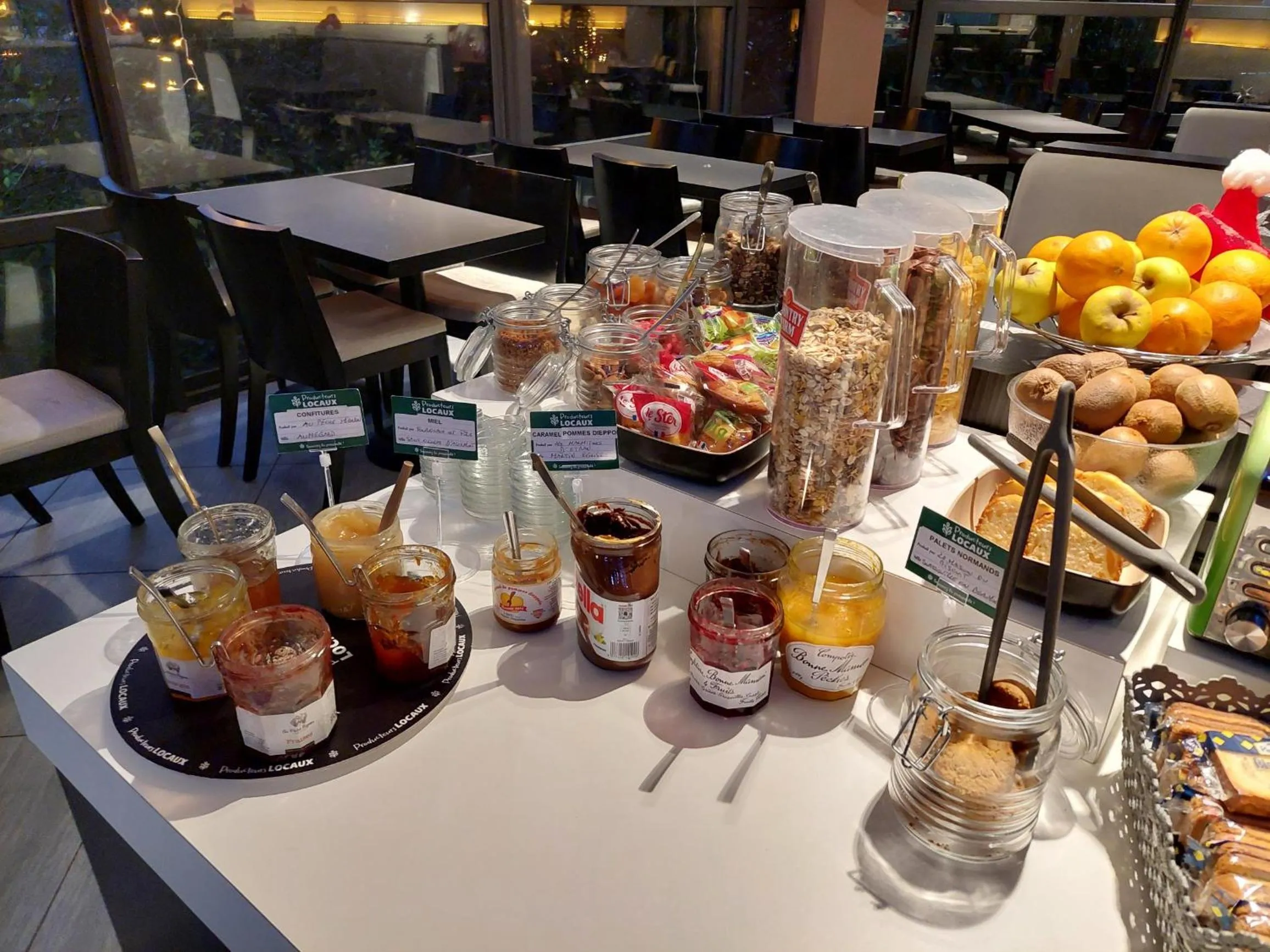 Breakfast in Brit Hotel Confort Rouen Centre