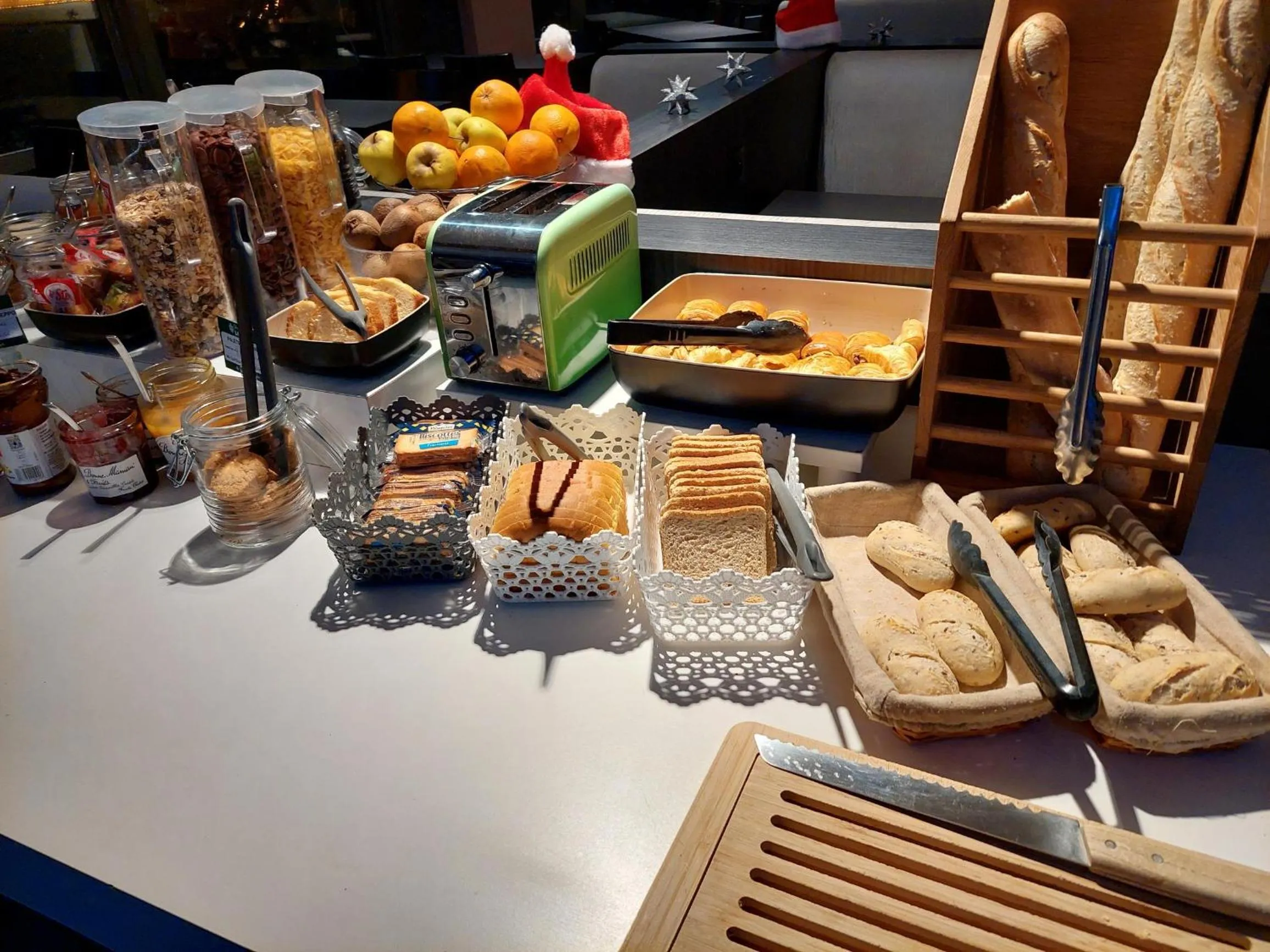 Breakfast in Brit Hotel Confort Rouen Centre