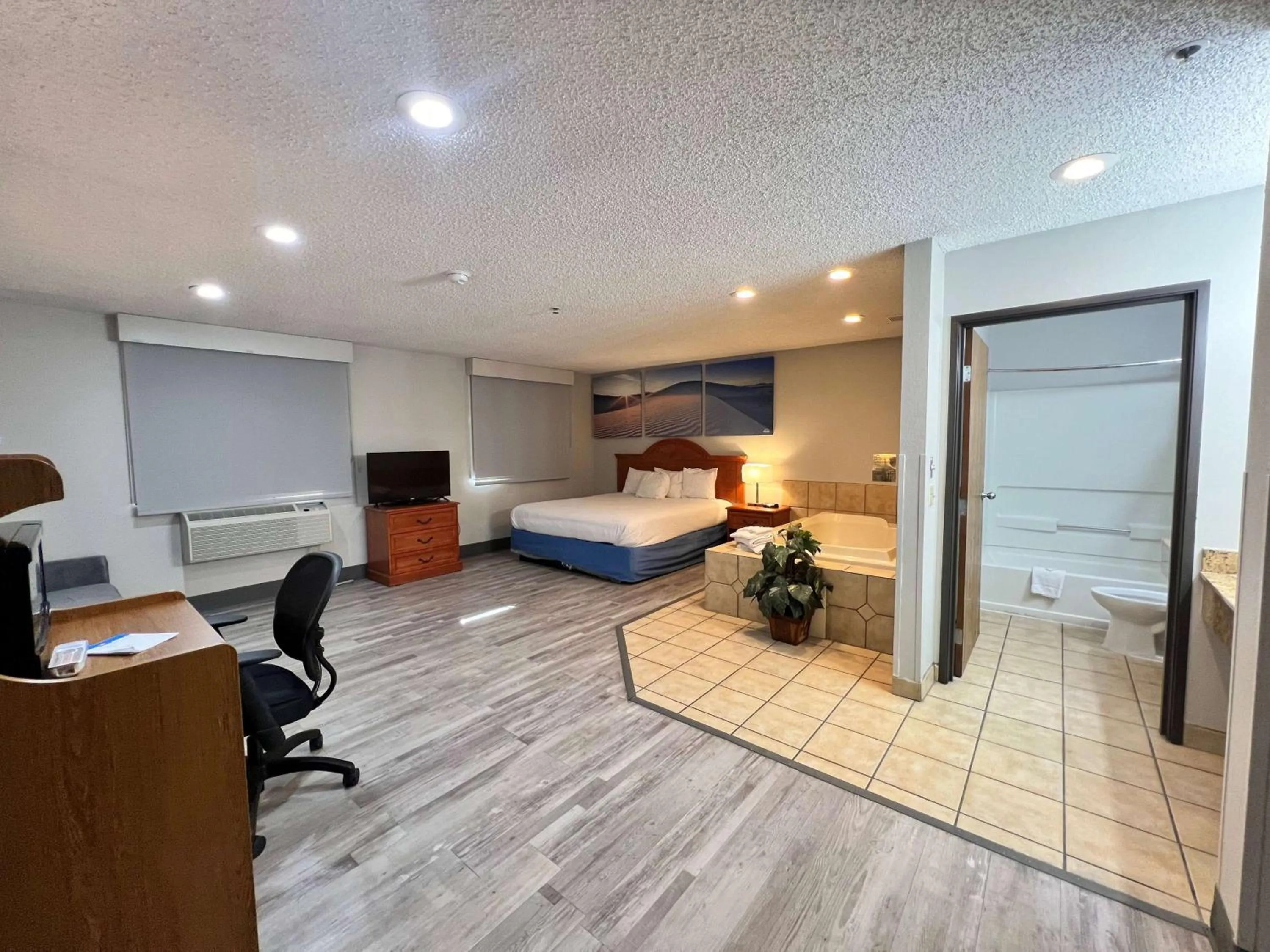 Photo of the whole room, Bed in Antelope Inn & Suites