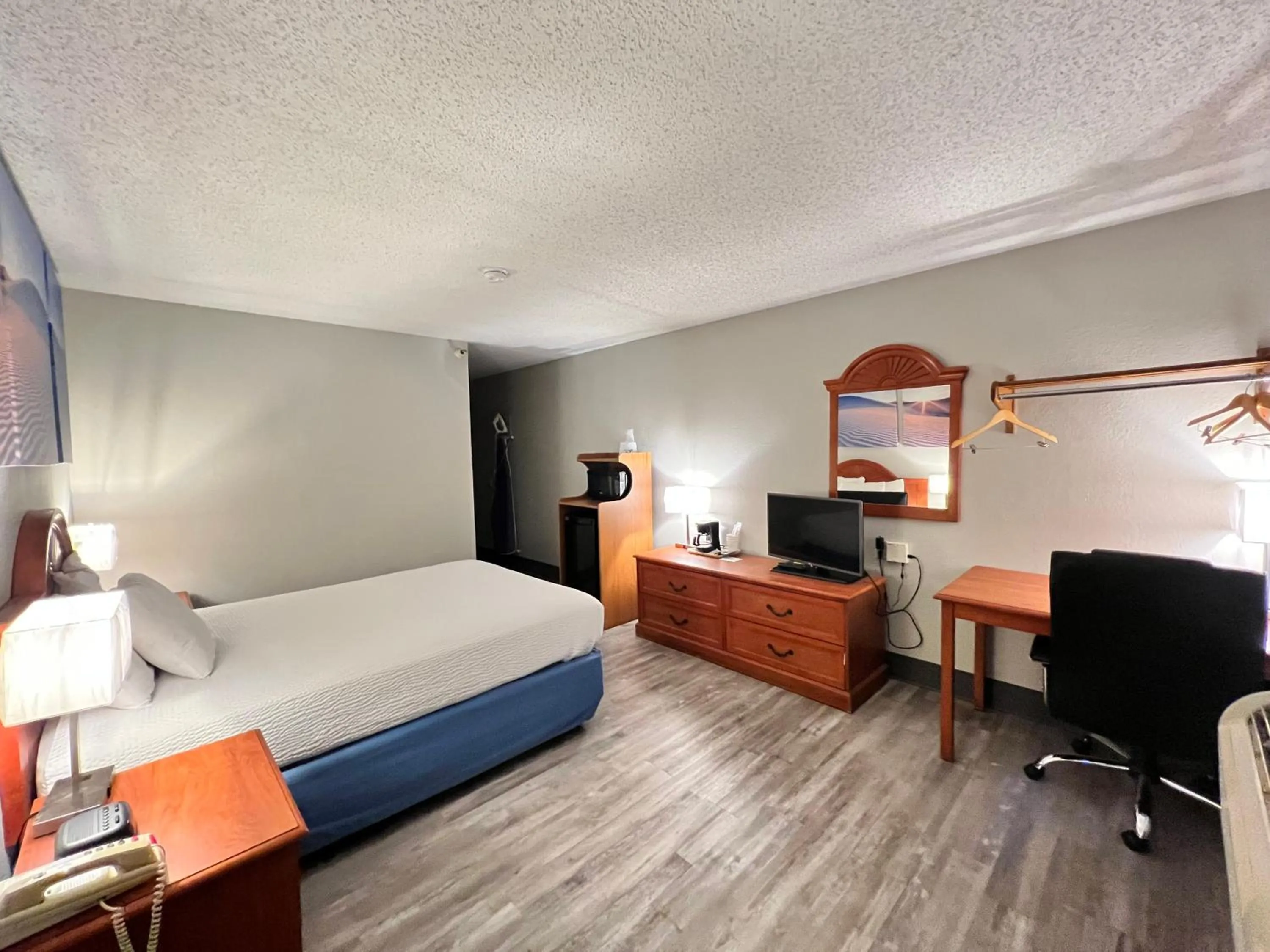 Photo of the whole room, Bed in Antelope Inn & Suites