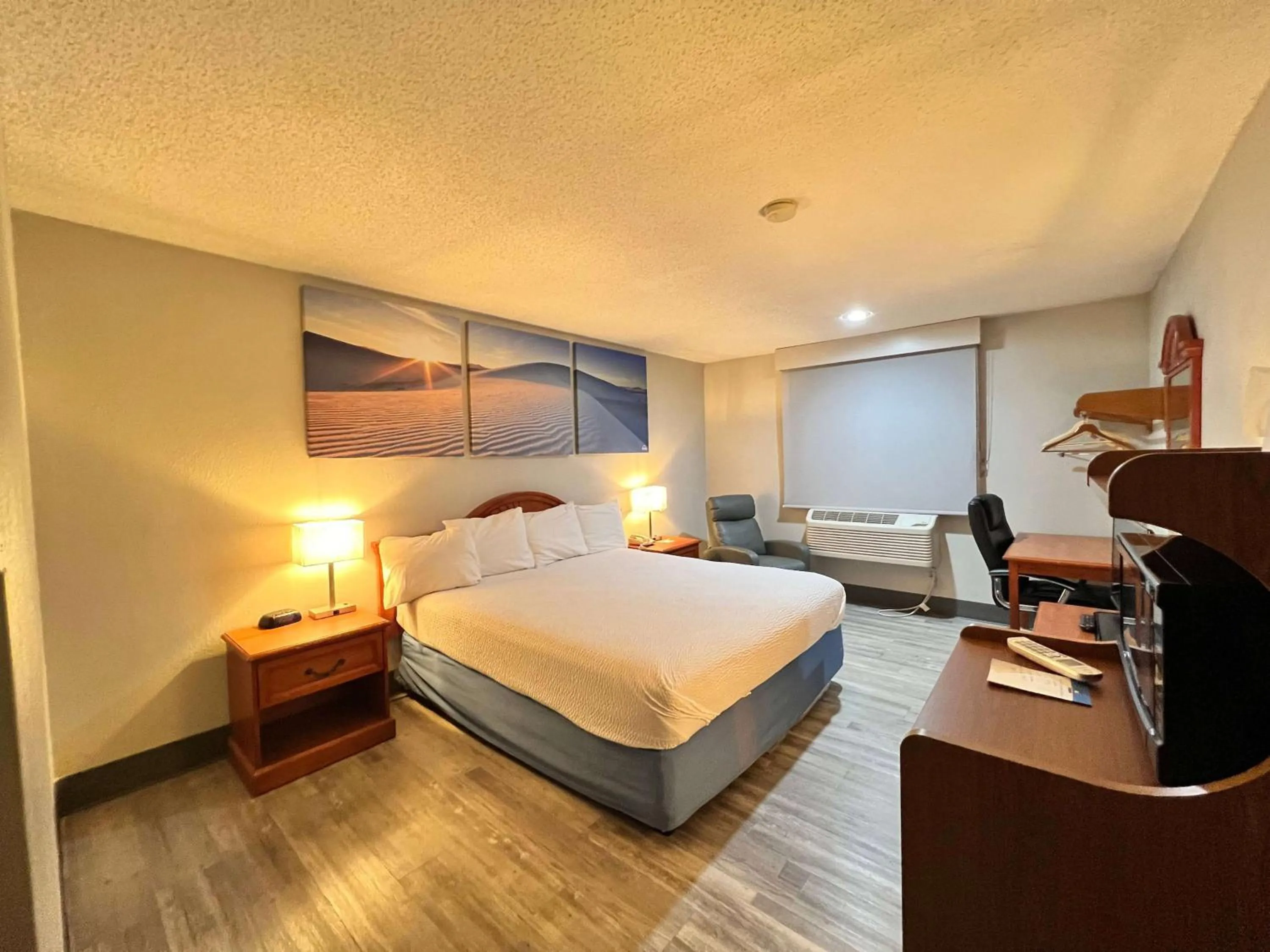 Photo of the whole room, Bed in Antelope Inn & Suites