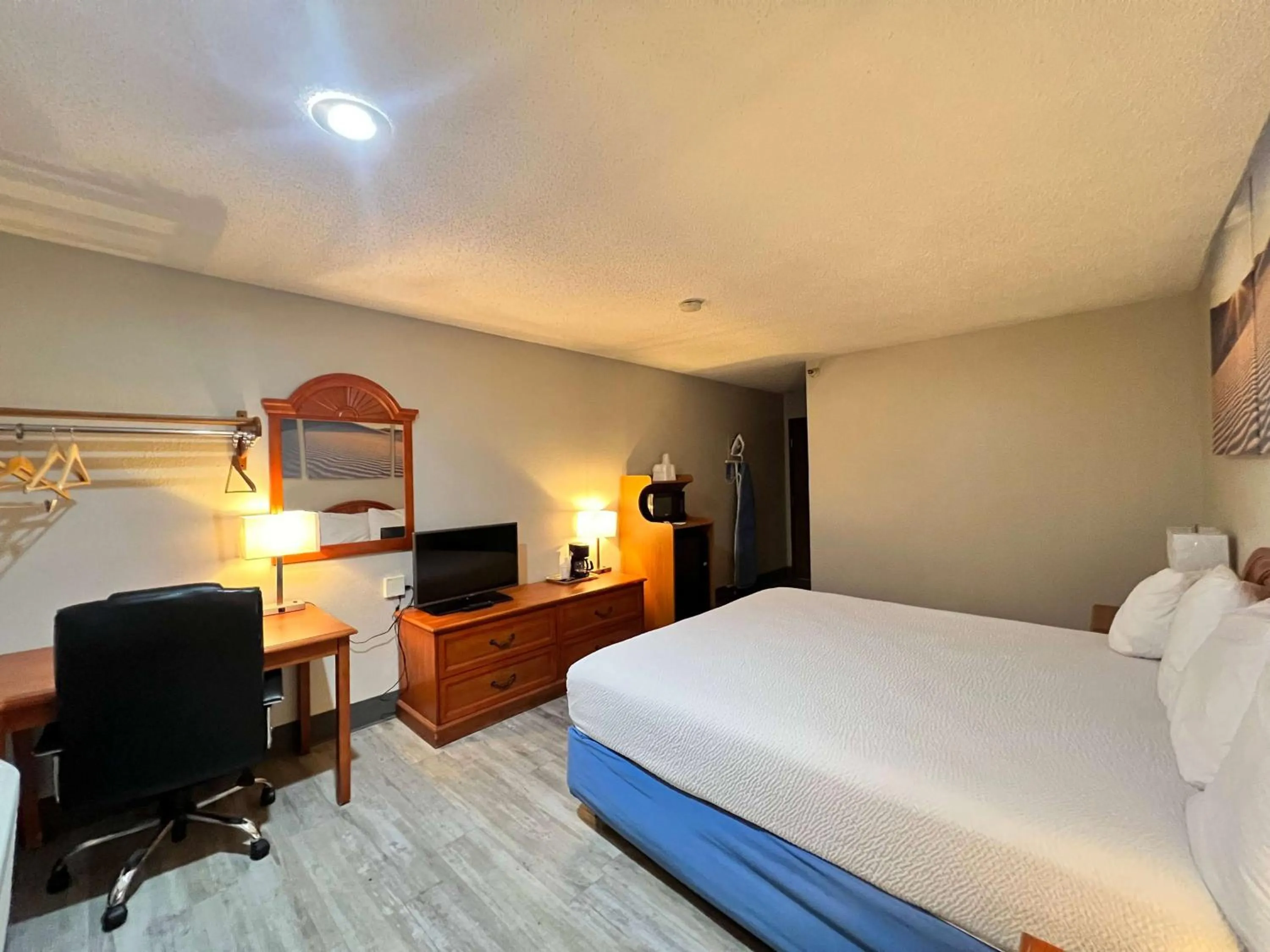 Photo of the whole room, Bed in Antelope Inn & Suites