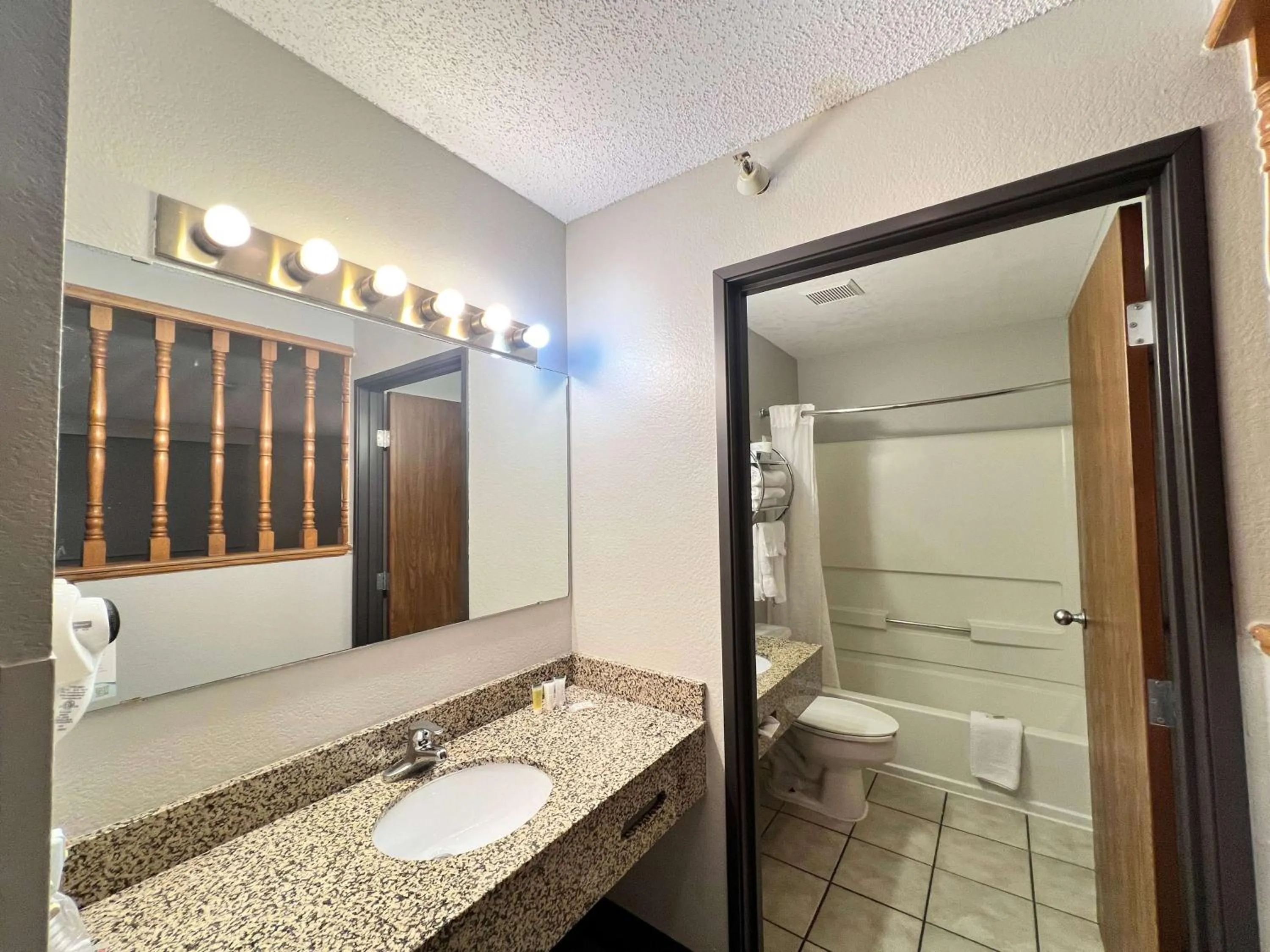 TV and multimedia in Antelope Inn & Suites