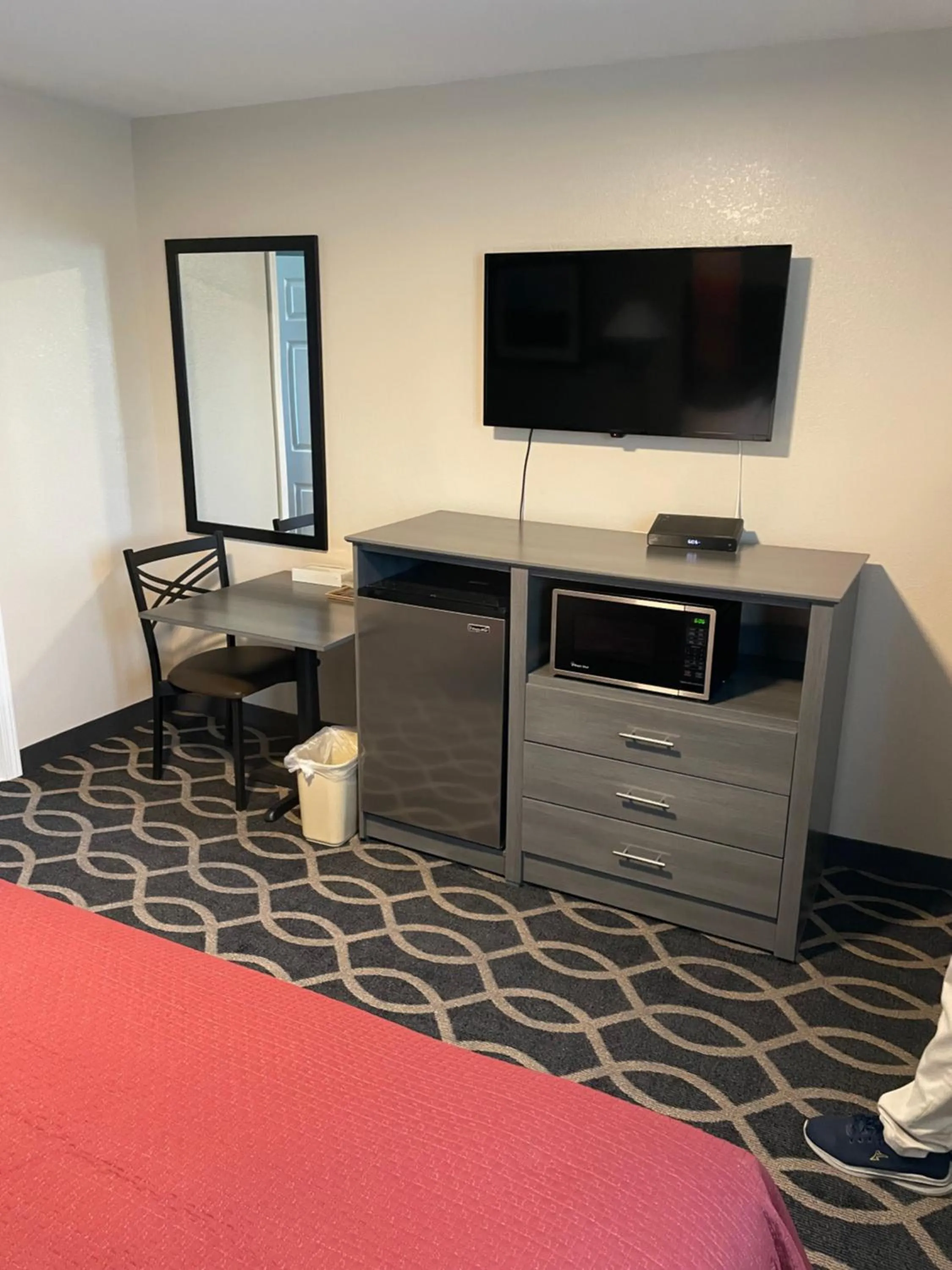 Bed in Embassy Inn Motel Ithaca