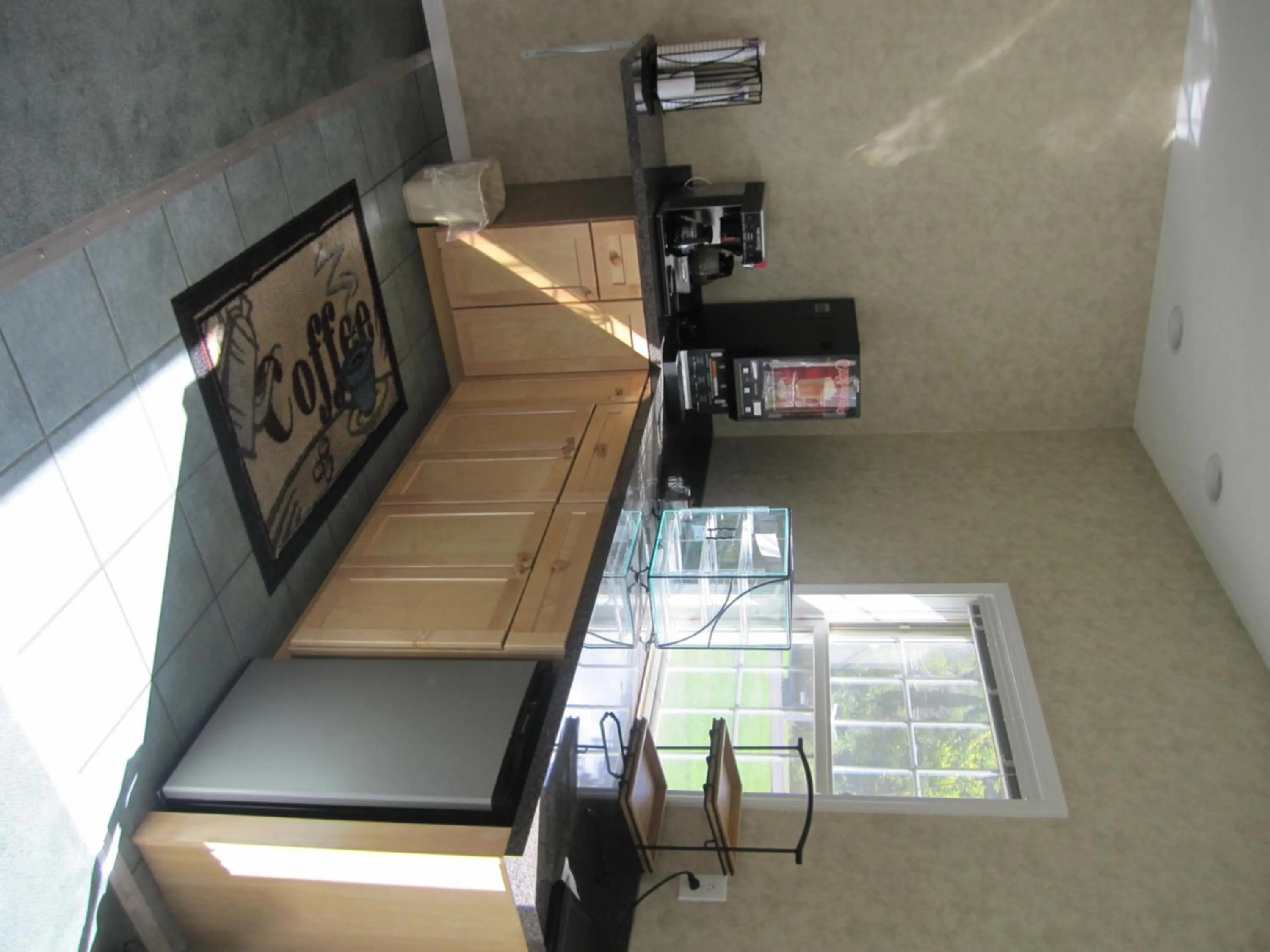 Restaurant/places to eat, Kitchen/Kitchenette in Embassy Inn Motel Ithaca