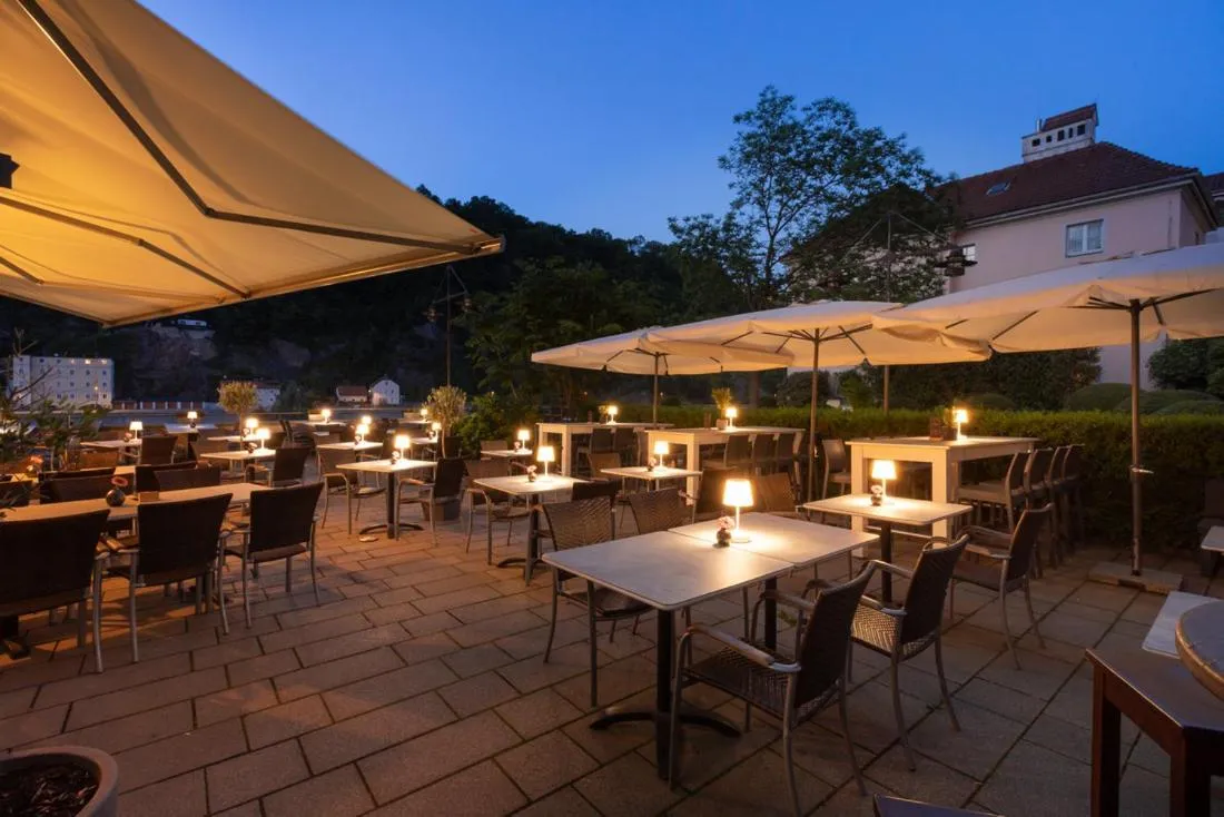 Restaurant/places to eat in Am Paulusbogen