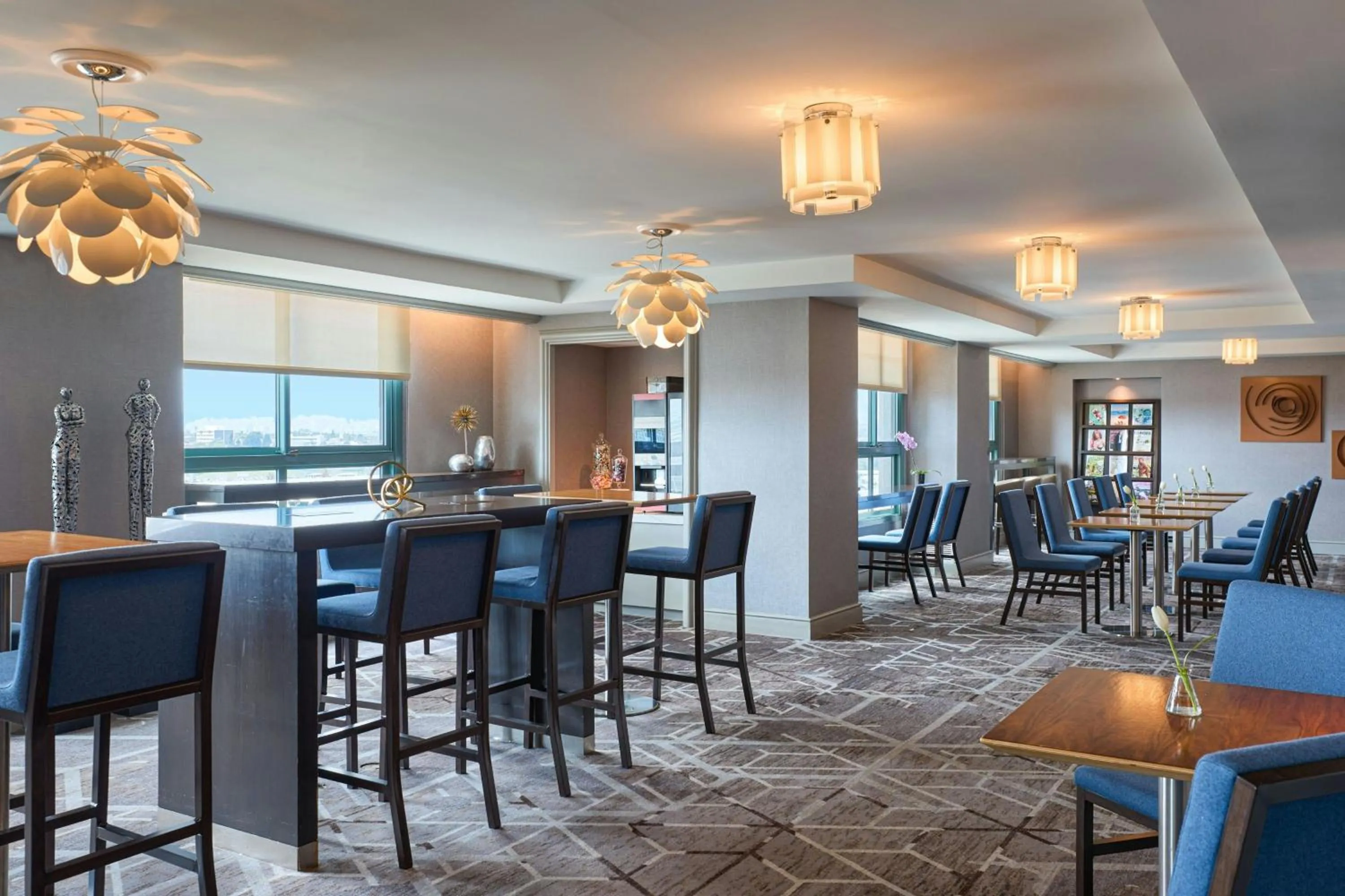 Lounge or bar in Renaissance Los Angeles Airport Hotel