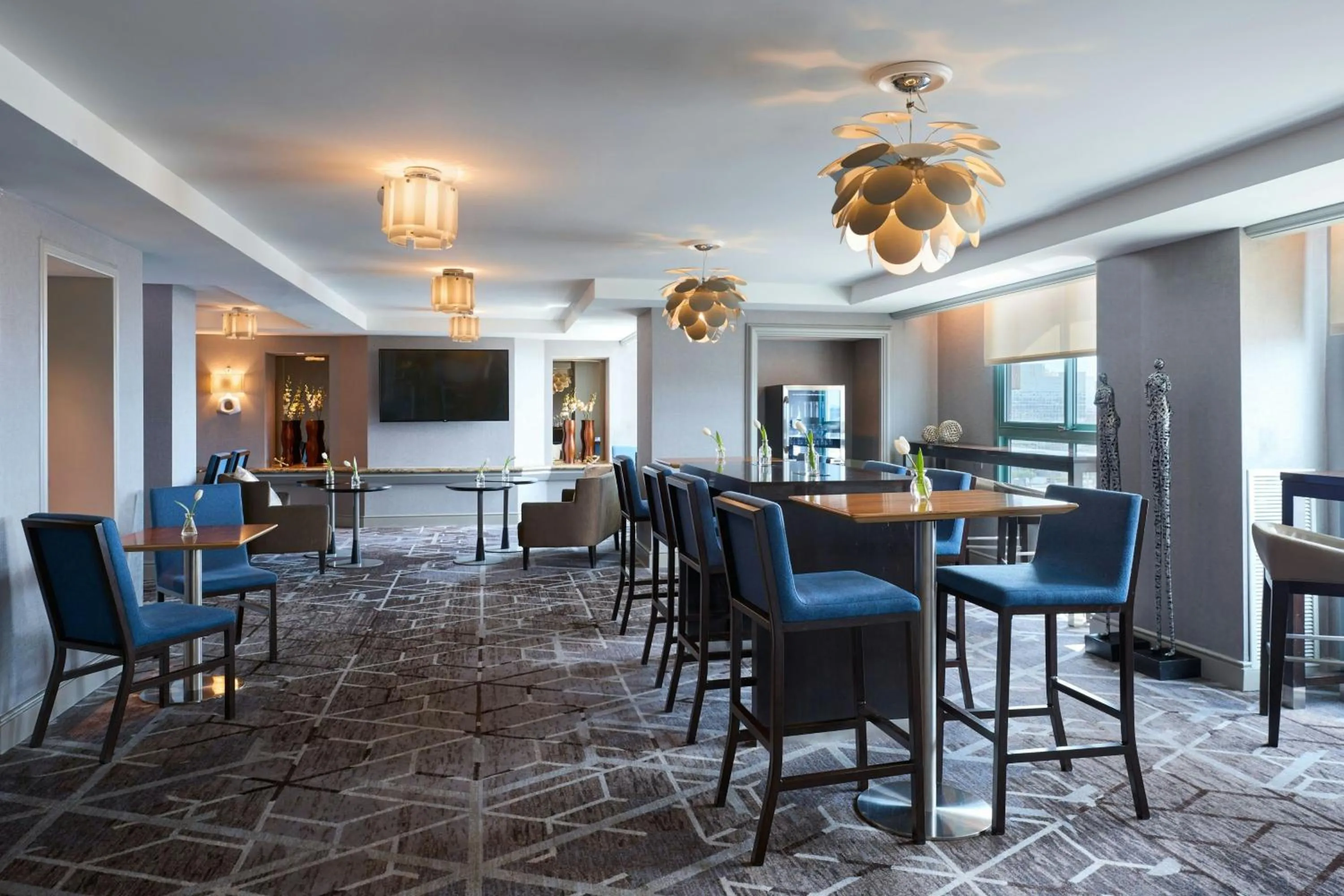 Lounge or bar in Renaissance Los Angeles Airport Hotel