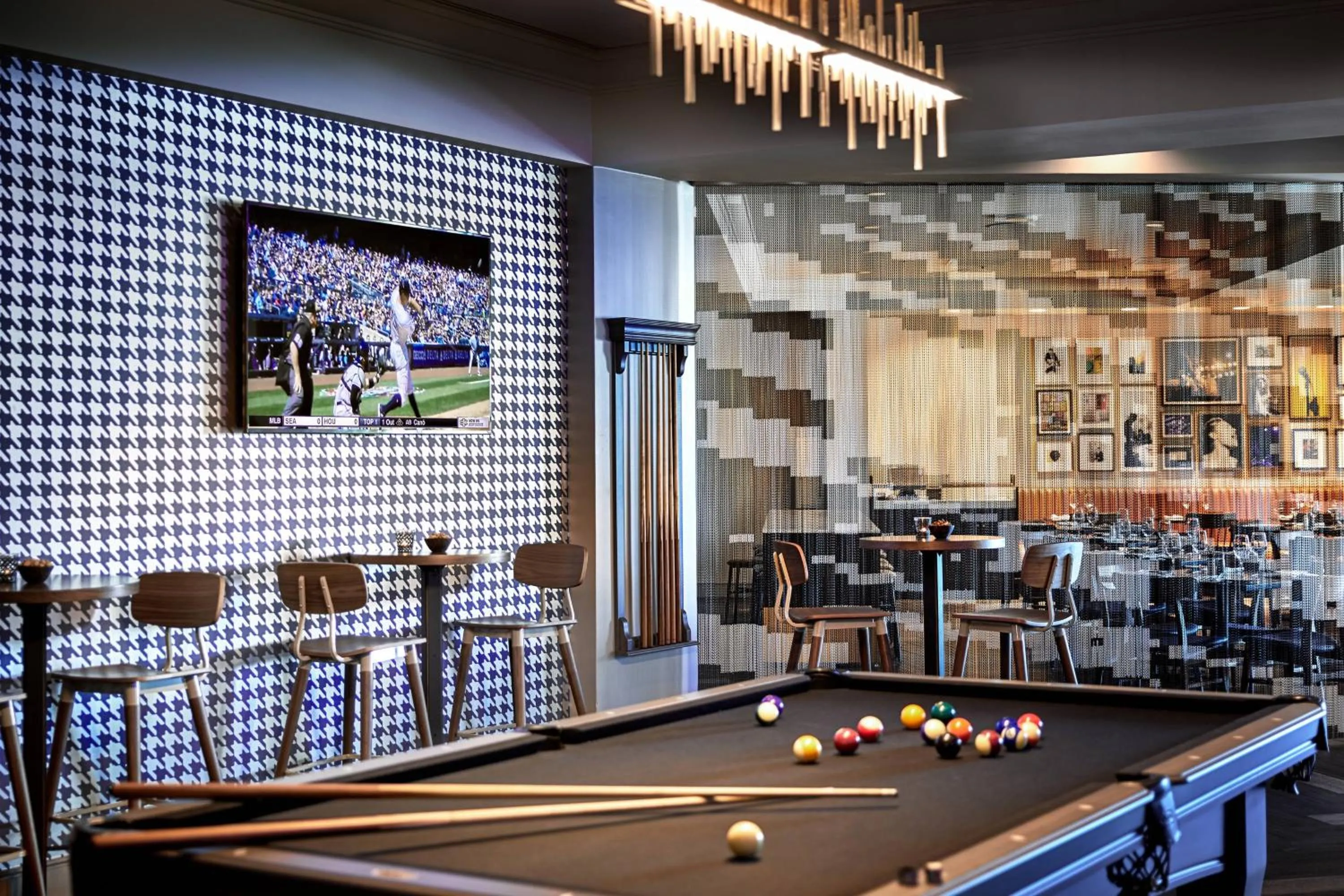 Swimming pool in Renaissance Los Angeles Airport Hotel