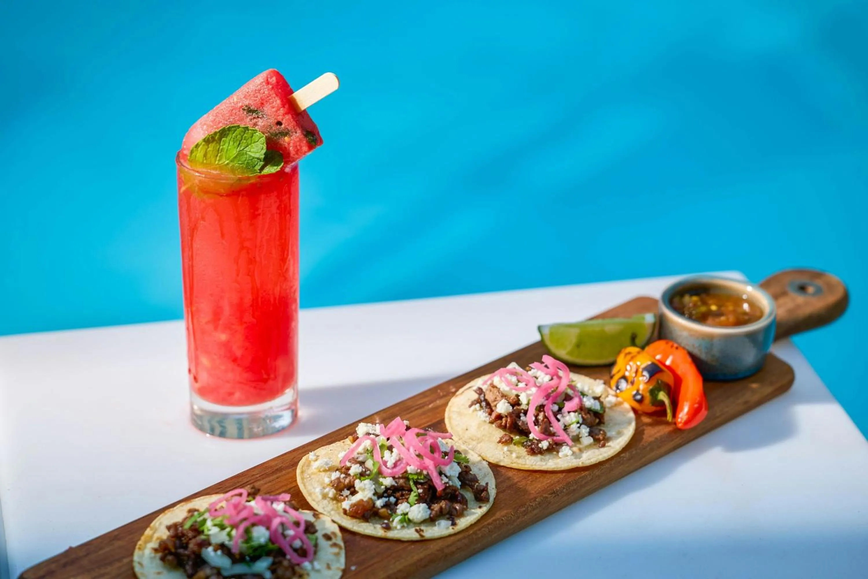 Swimming pool in Renaissance Los Angeles Airport Hotel