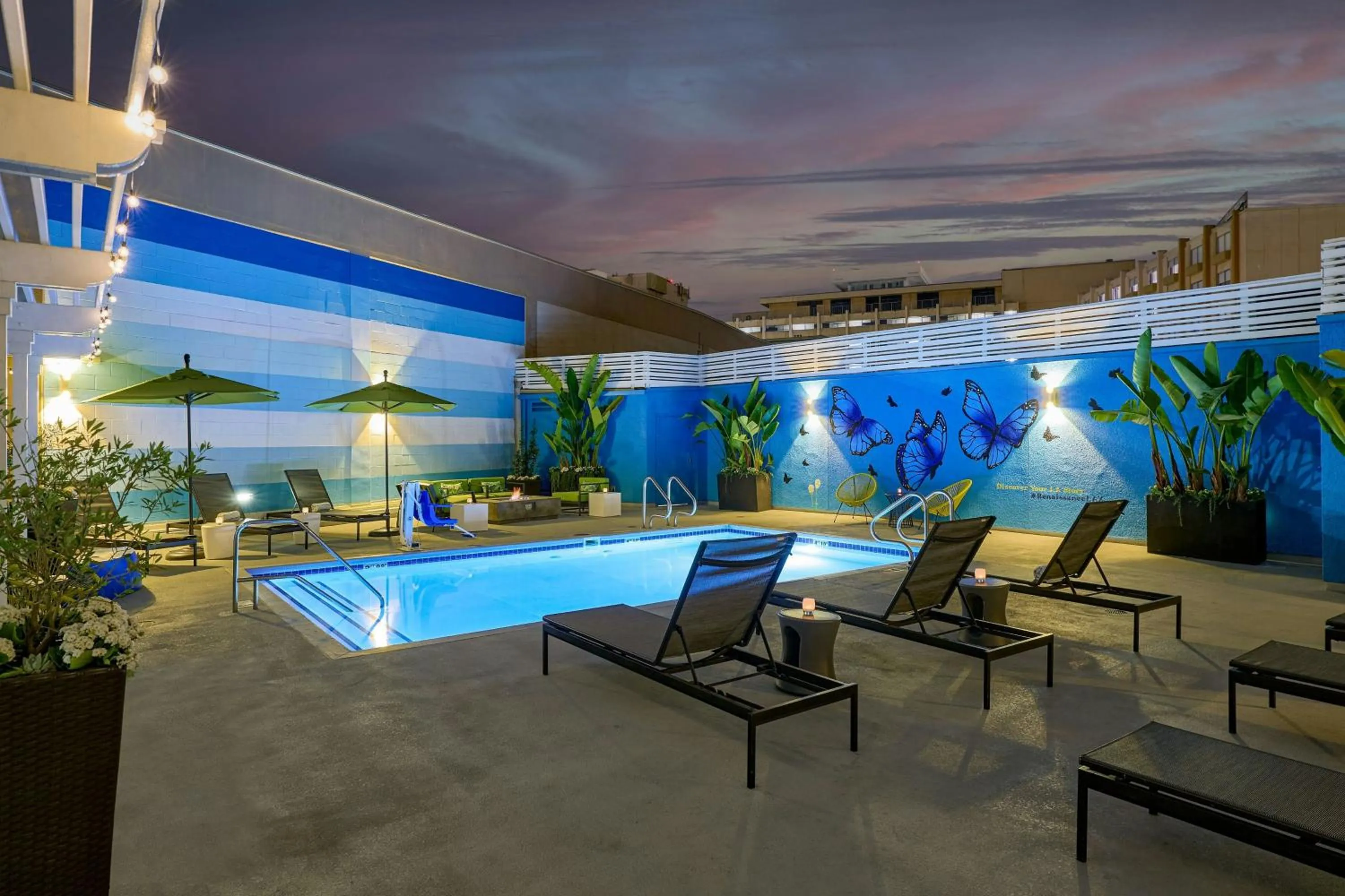 Swimming pool in Renaissance Los Angeles Airport Hotel