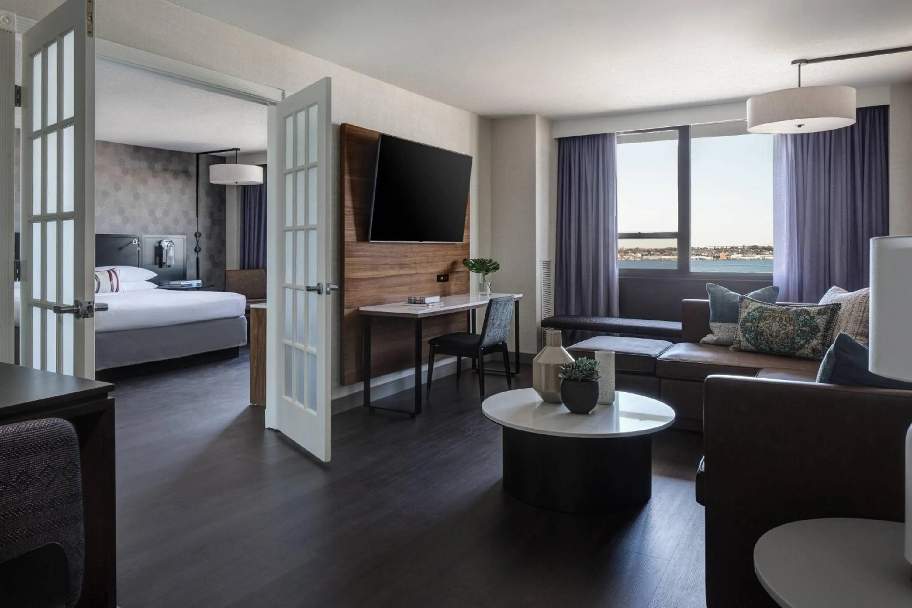 Living room, Bed in New York LaGuardia Airport Marriott