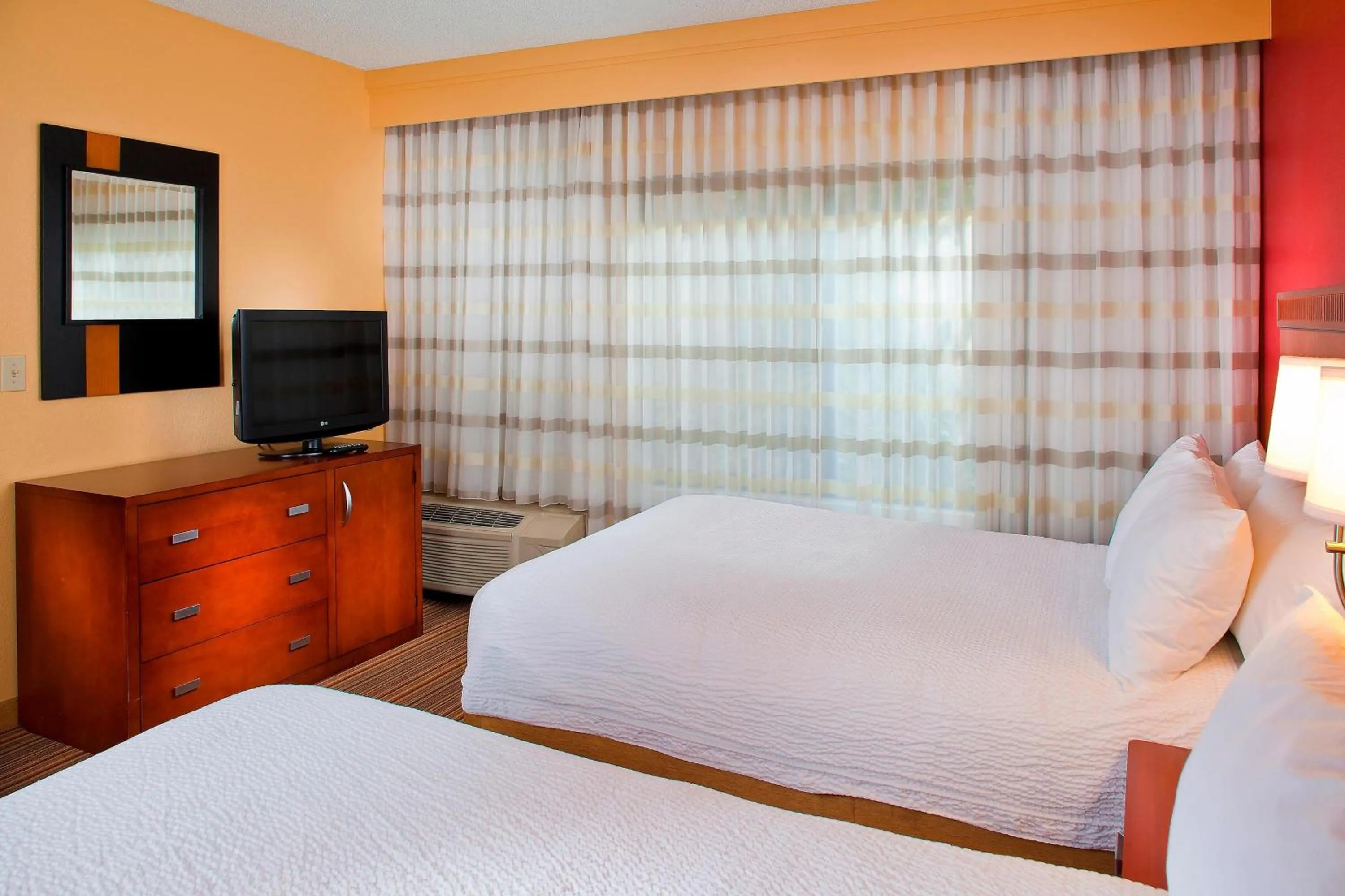 Photo of the whole room, Bed in Courtyard by Marriott Orlando Airport