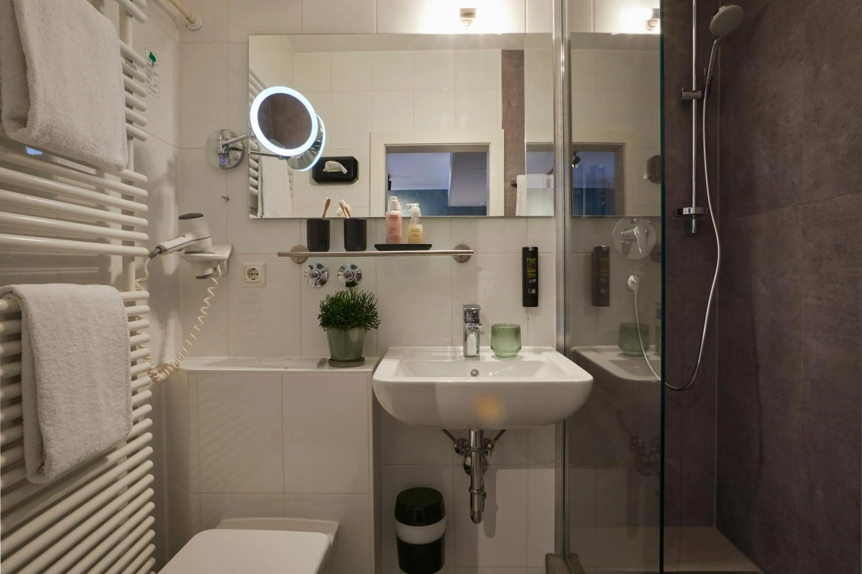 Bathroom in Hotel Metropol by Maier Privathotels
