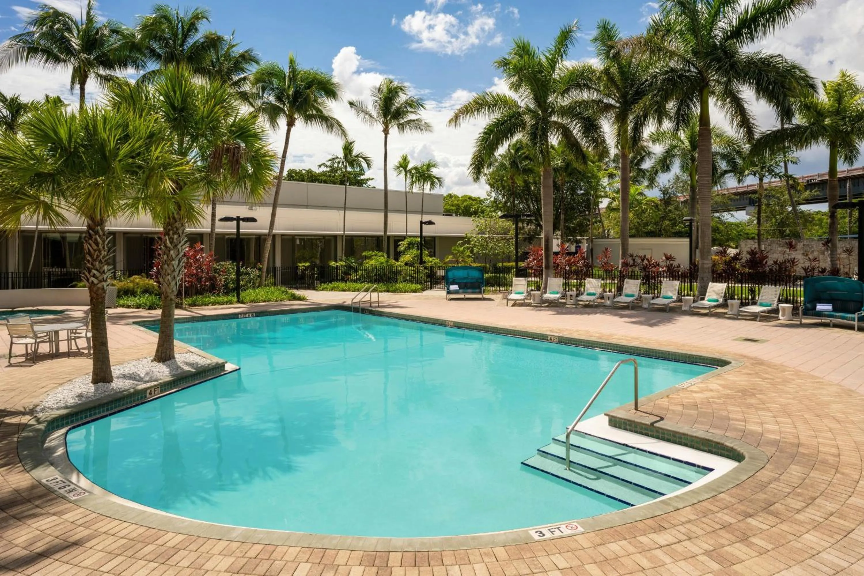 Swimming pool in Residence Inn by Marriott Miami Airport