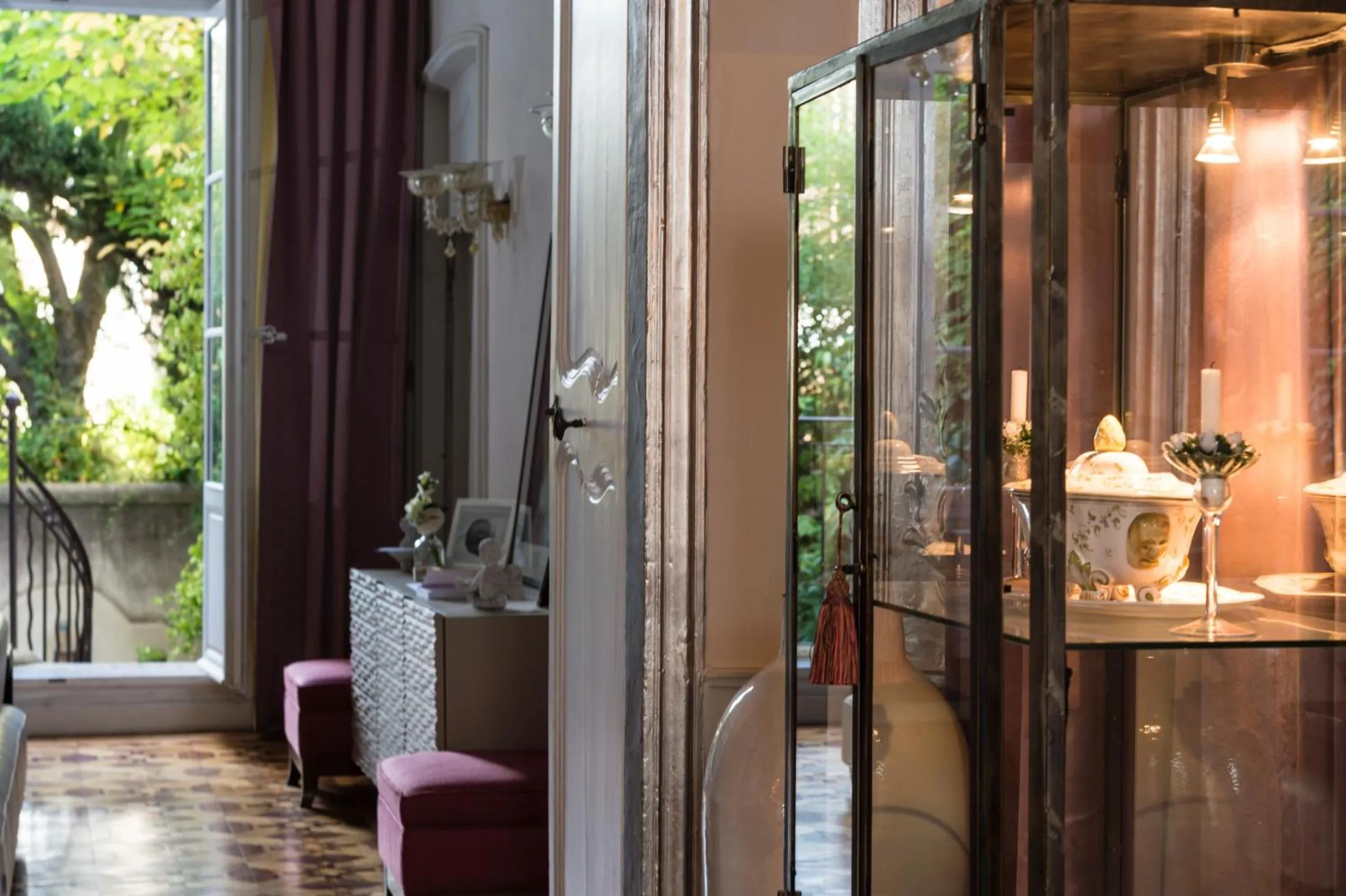 Communal lounge/ TV room in Hôtel Particulier Le 28 - Spa & Art Luxury Design by Alain Ducasse