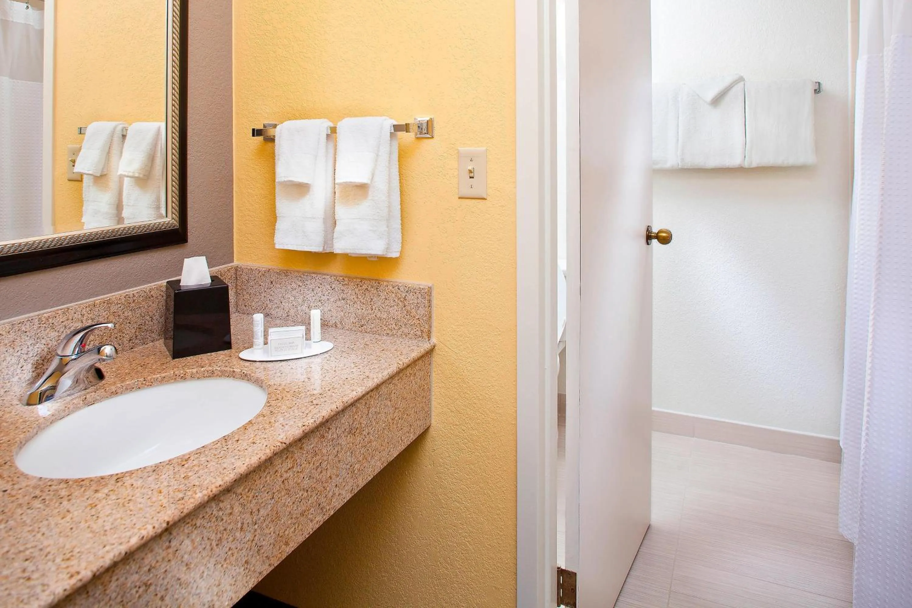 Bathroom in Courtyard Miami Airport West Doral