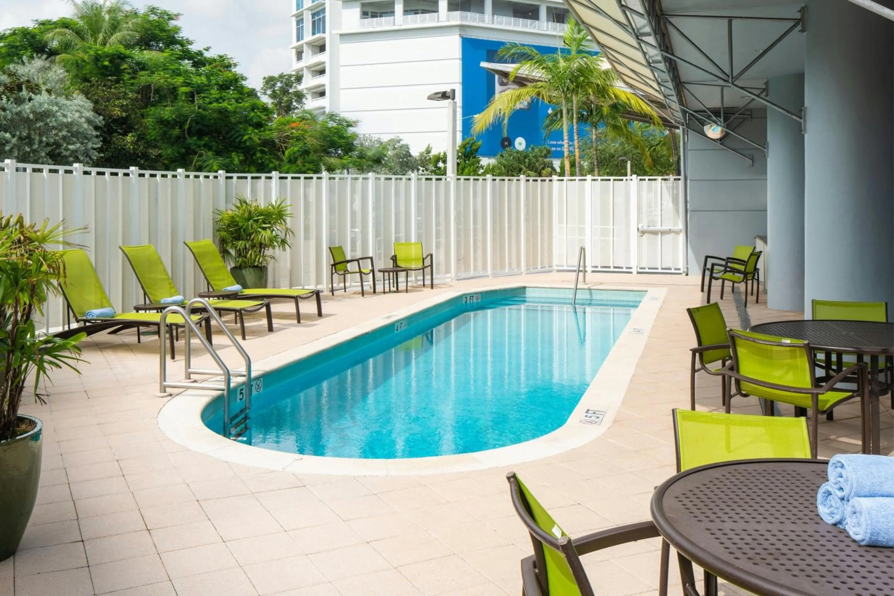 Swimming pool in SpringHill Suites Miami Downtown/Medical Center