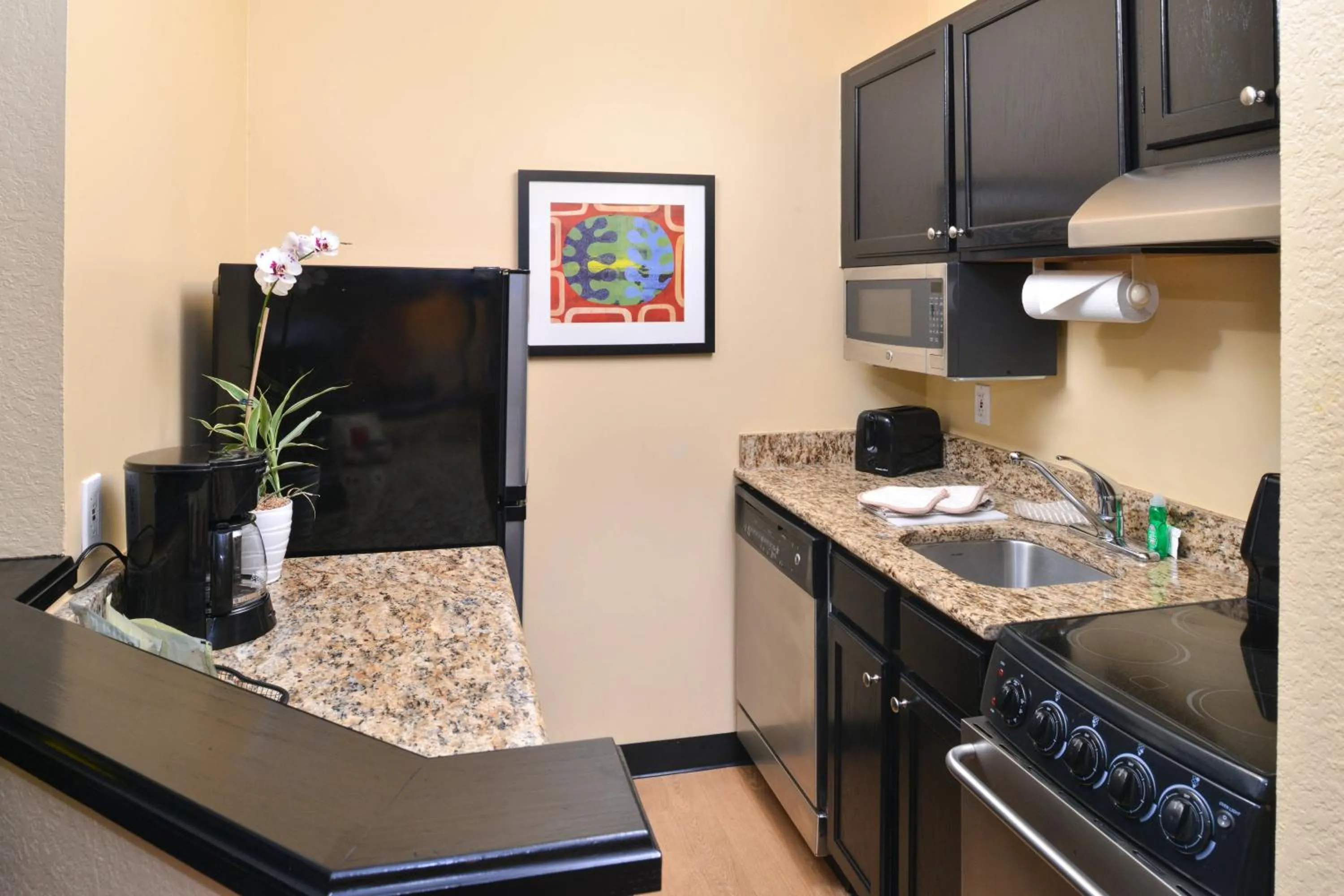 Kitchen or kitchenette in TownePlace Suites Miami West Doral Area
