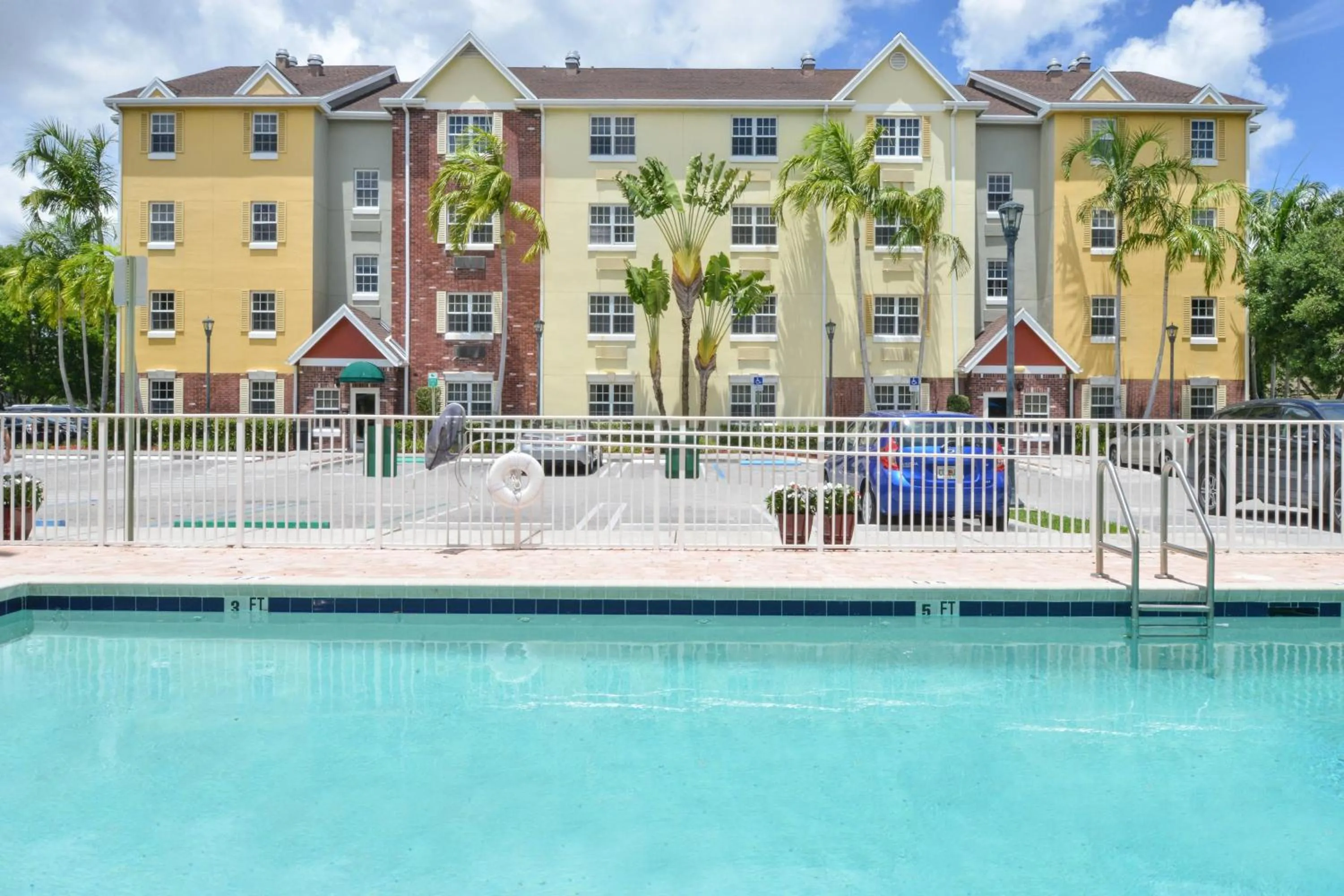 Swimming pool in TownePlace Suites Miami West Doral Area