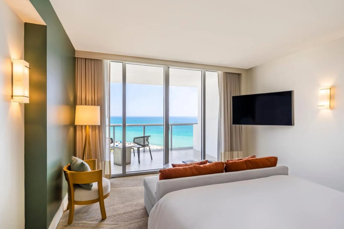 Balcony/Terrace, Bed in Eden Roc Miami Beach