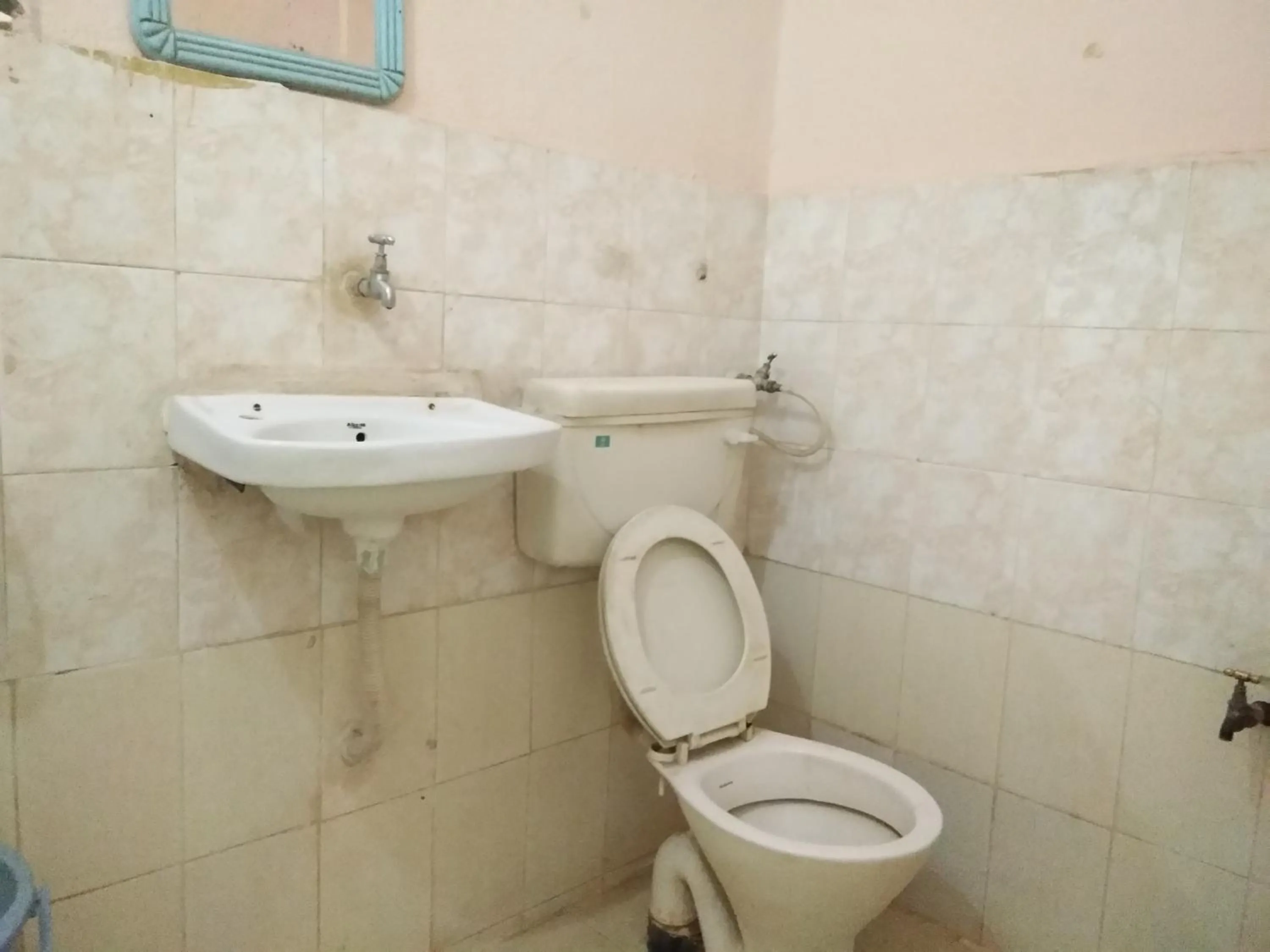 Toilet in Srinivasa Lodge