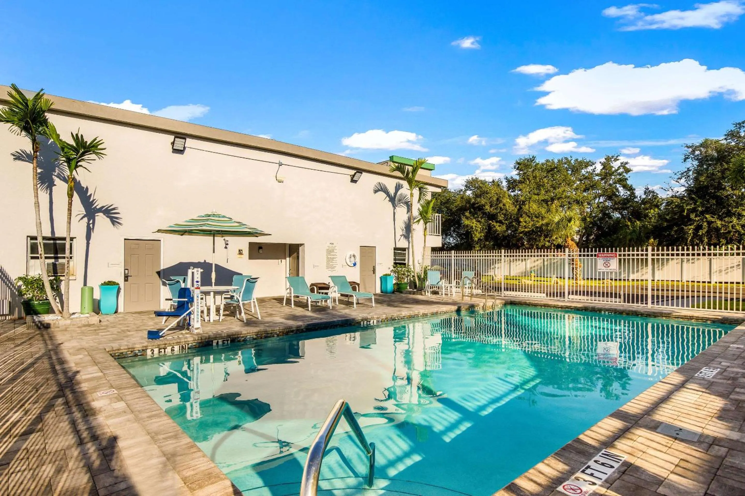 Swimming pool in Quality Inn Bradenton - Sarasota North