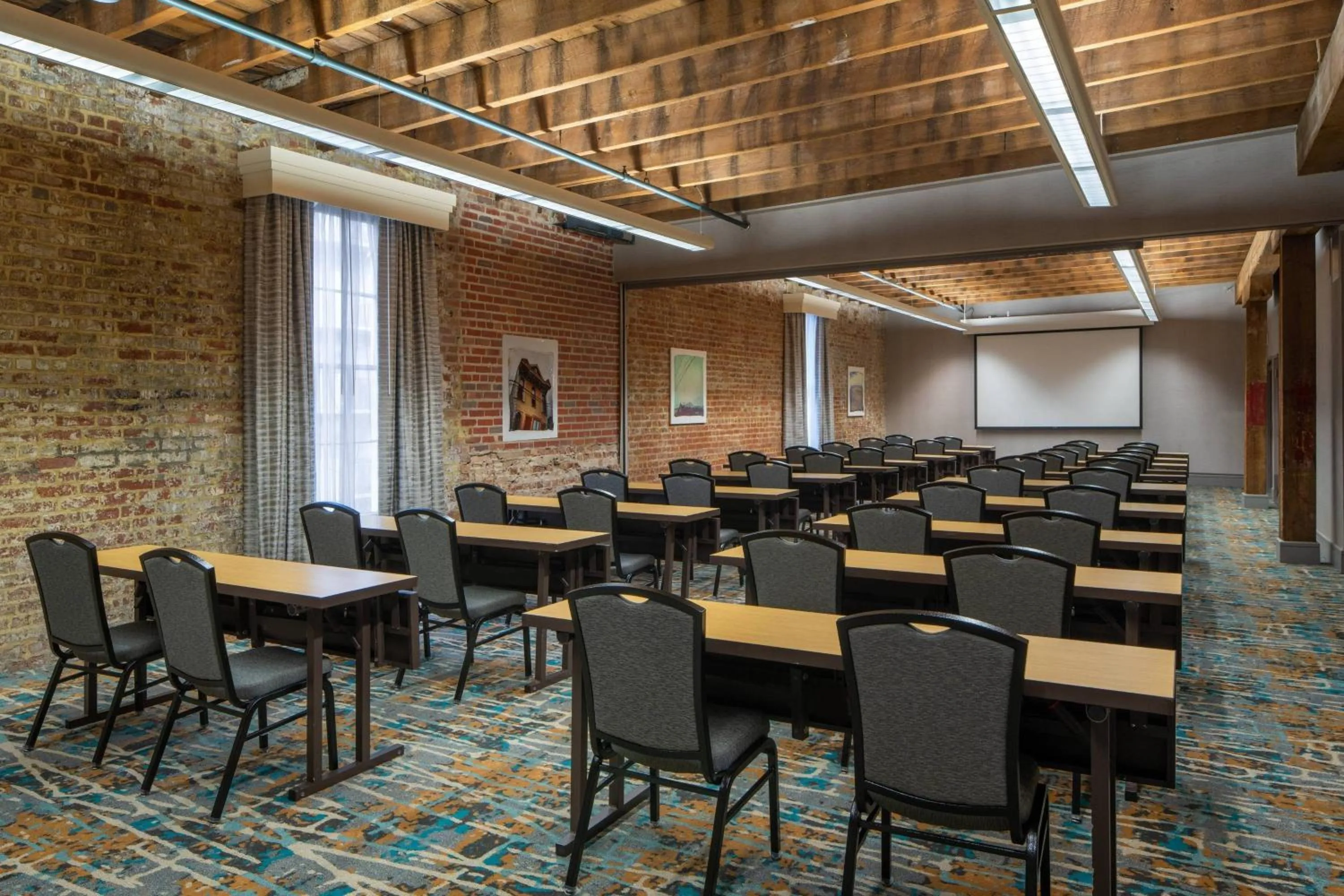 Lounge or bar in Courtyard by Marriott New Orleans Warehouse Arts District