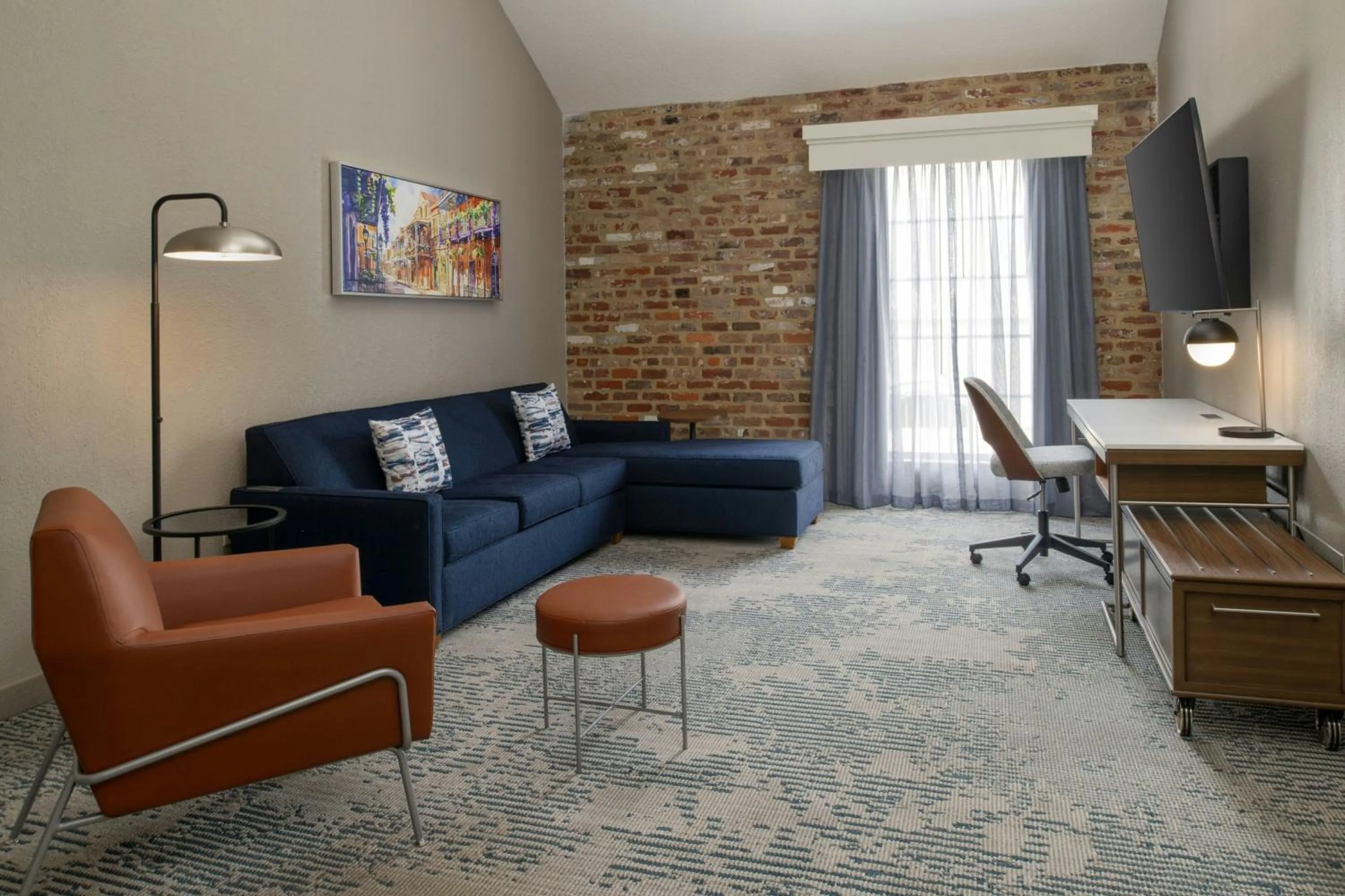 Living room in Courtyard by Marriott New Orleans Warehouse Arts District