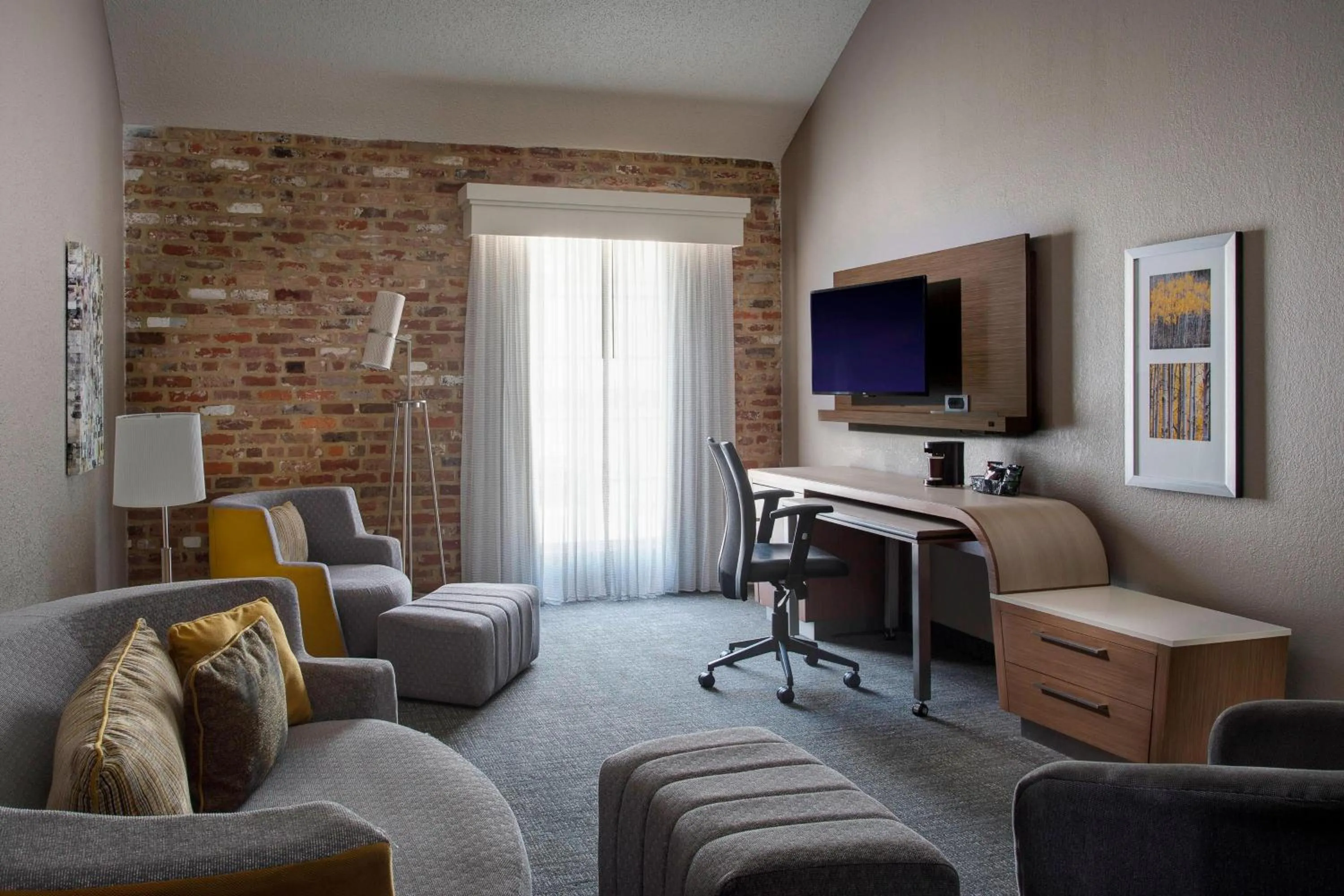 Living room in Courtyard by Marriott New Orleans Warehouse Arts District