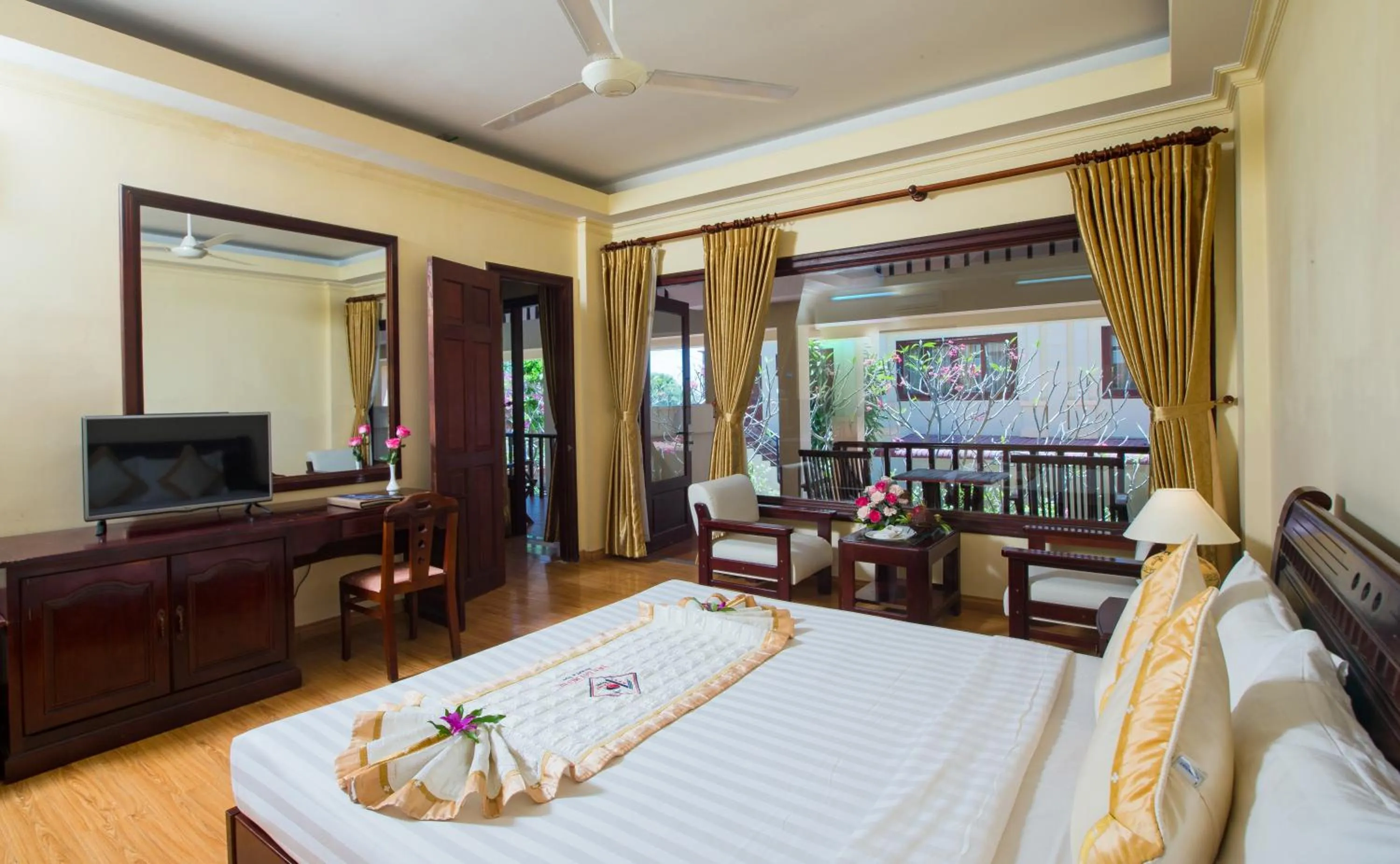 Bed in TIEN DAT MUI NE Resort & Spa