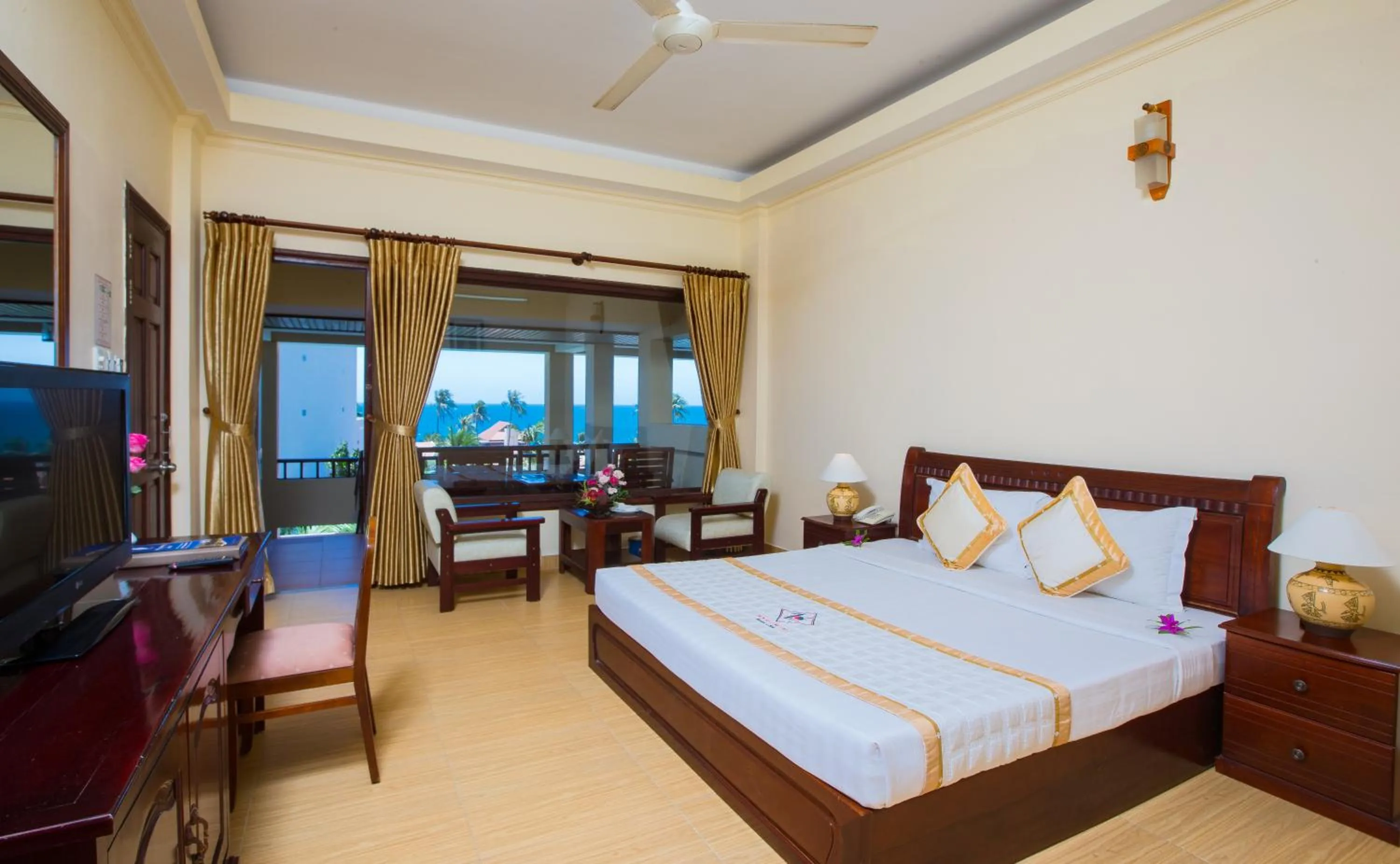 Bed in TIEN DAT MUI NE Resort & Spa