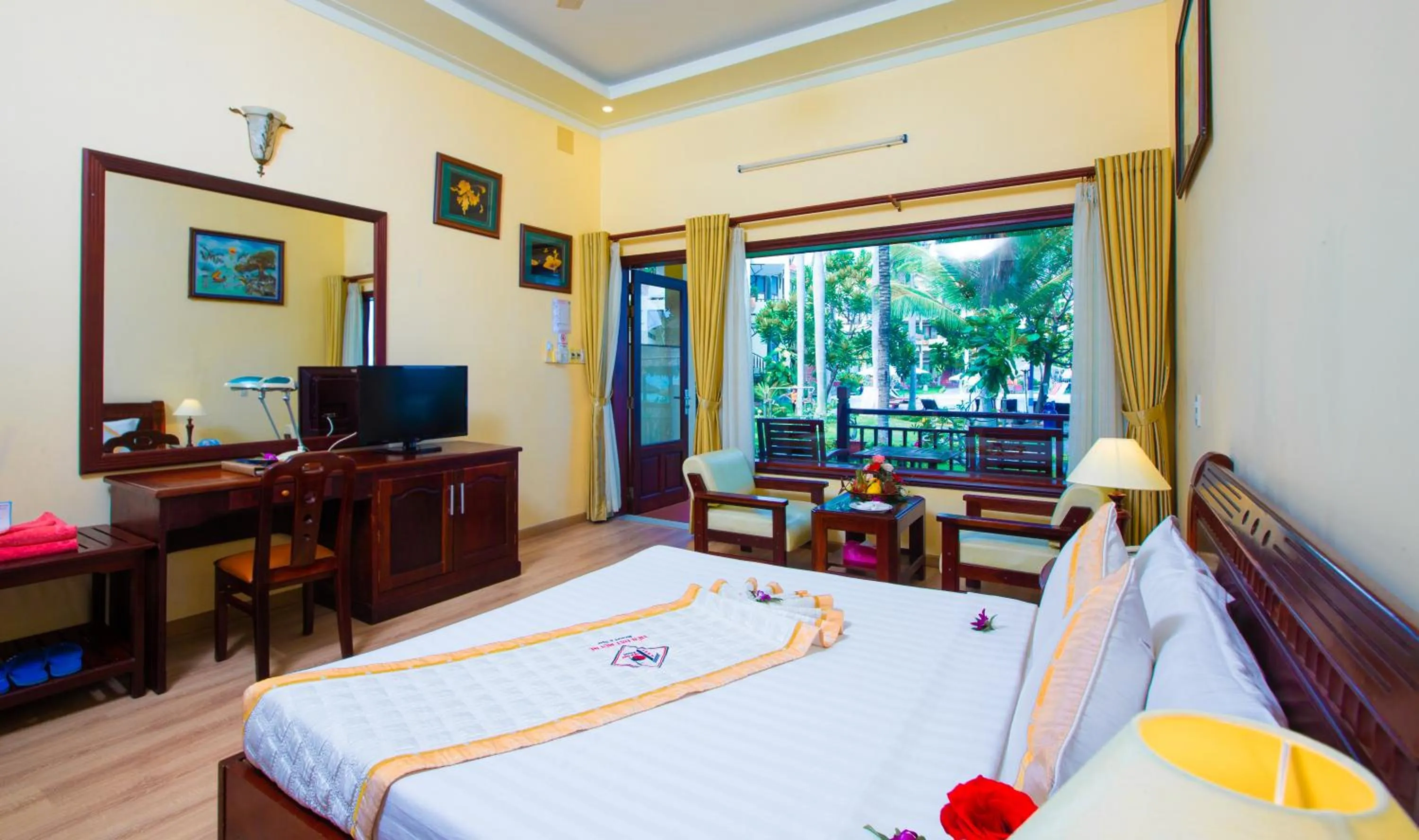 Bed in TIEN DAT MUI NE Resort & Spa