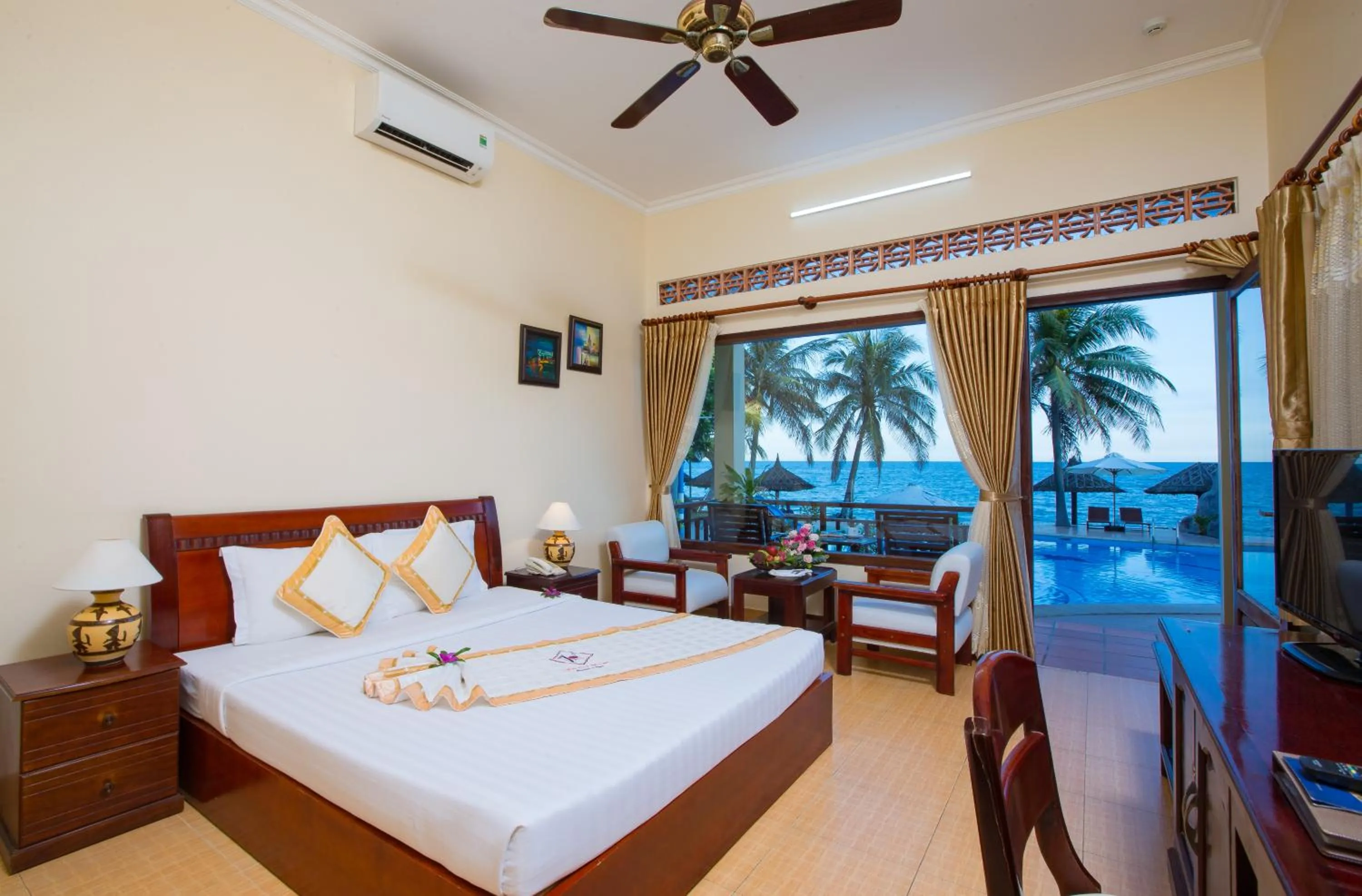 Bed in TIEN DAT MUI NE Resort & Spa