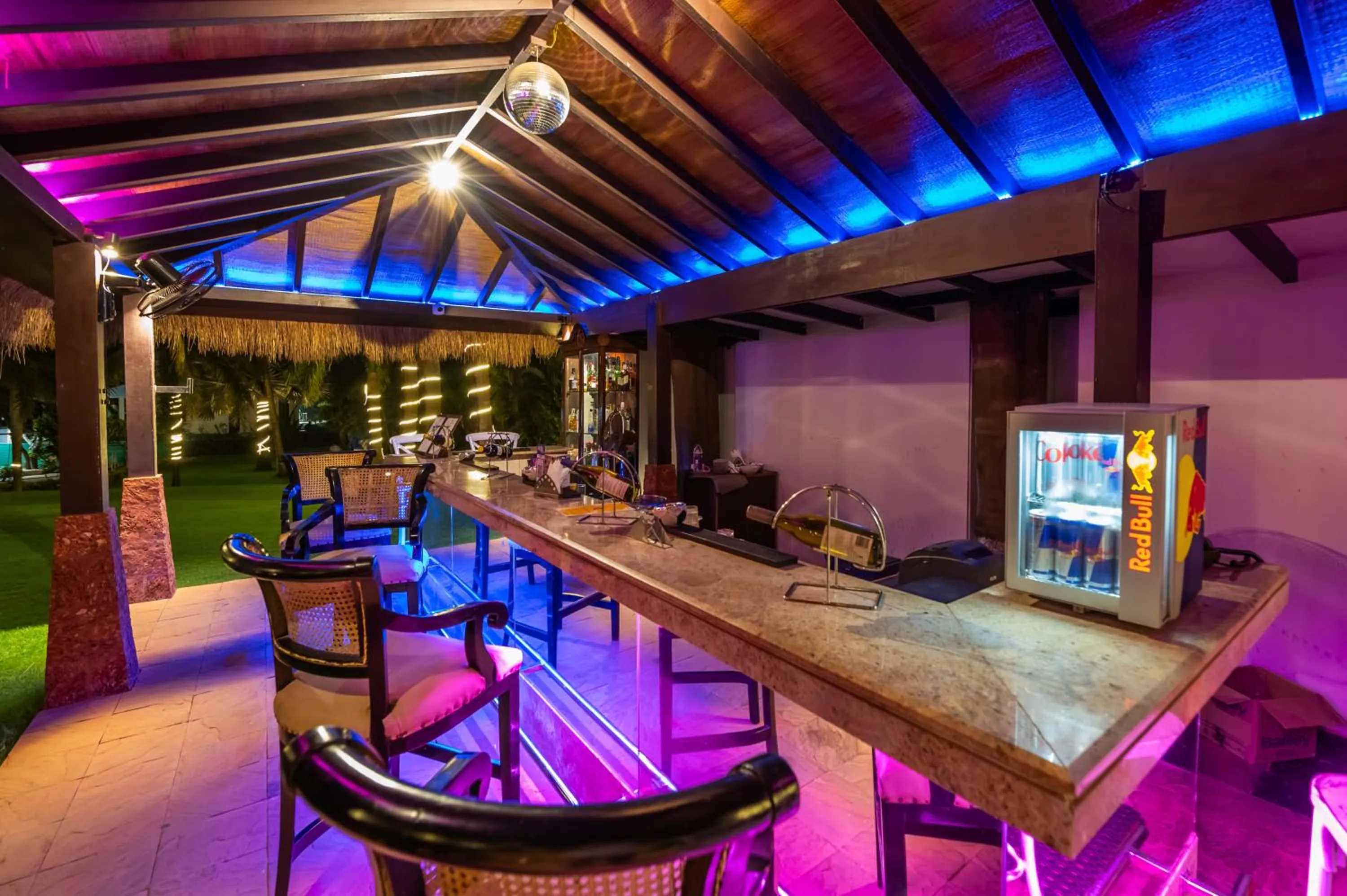 Lounge or bar in O Hotel Goa, Candolim Beach