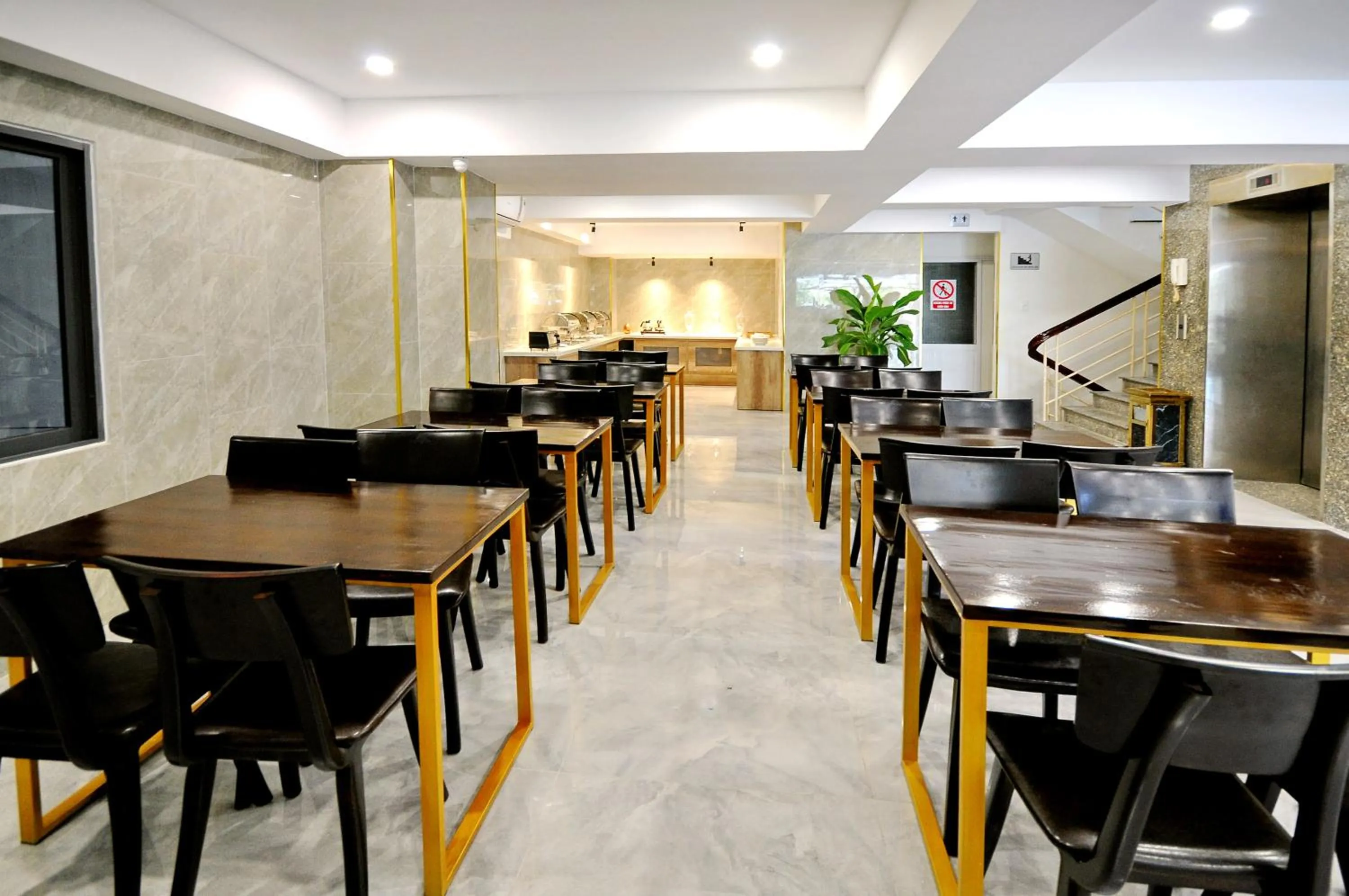 Restaurant/places to eat in Golden Lotus Hotel