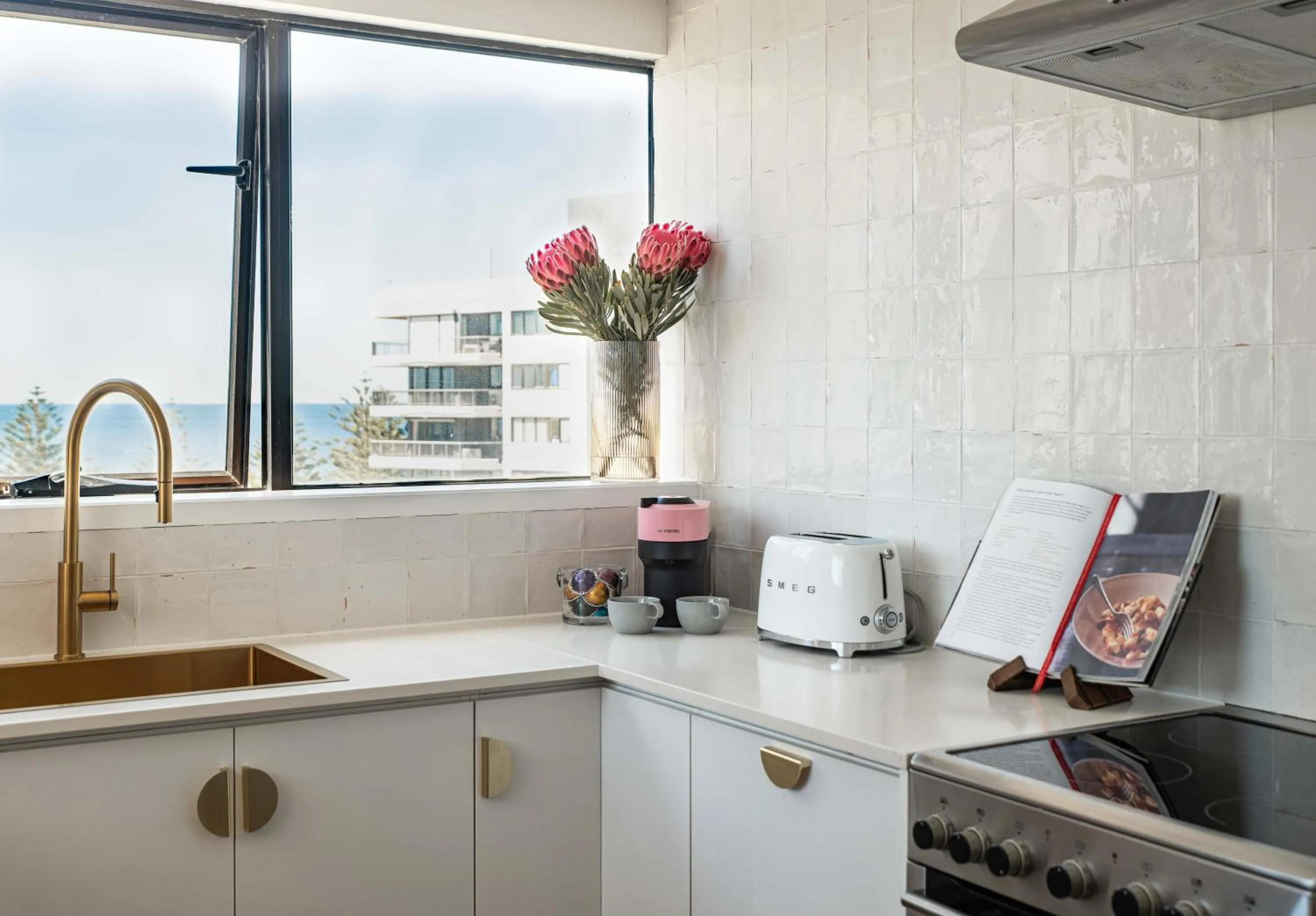 Kitchen or kitchenette in Horizons Holiday Apartments - OFFICIAL