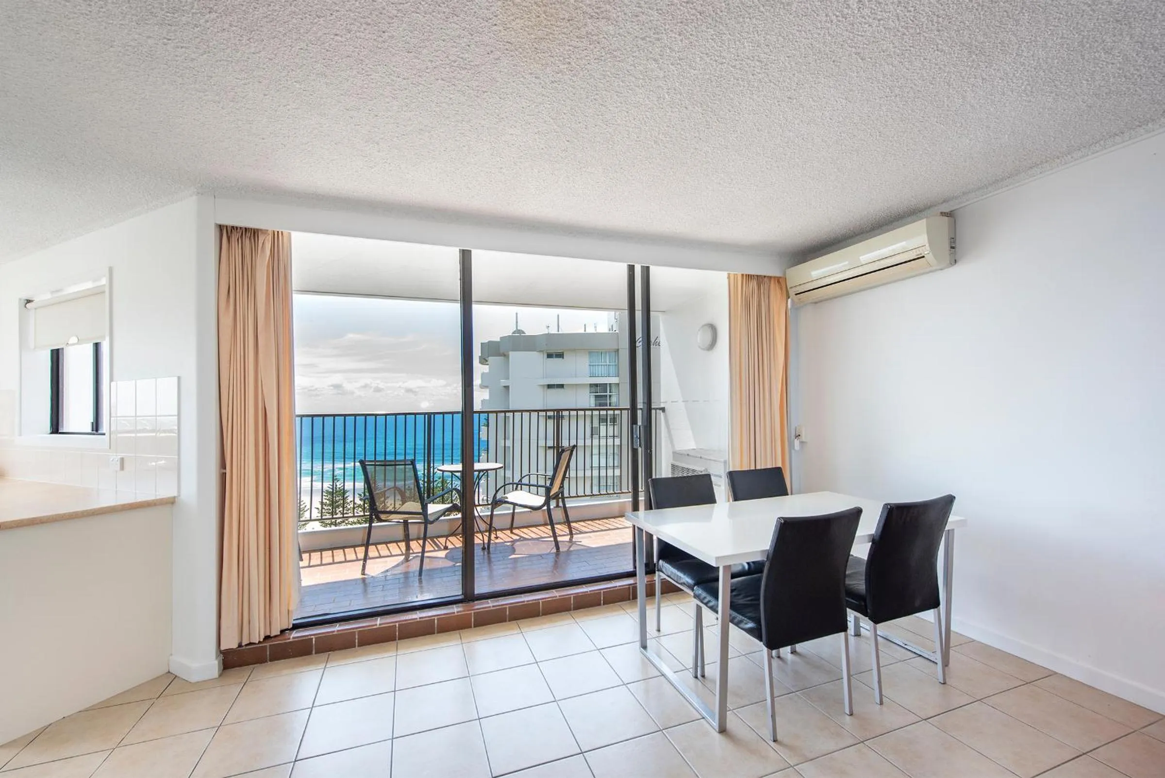 Dining area in Horizons Holiday Apartments - OFFICIAL