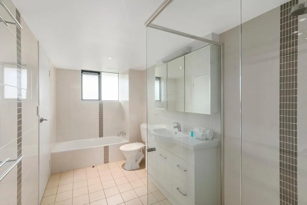 Bathroom in Solnamara Beachfront Apartments