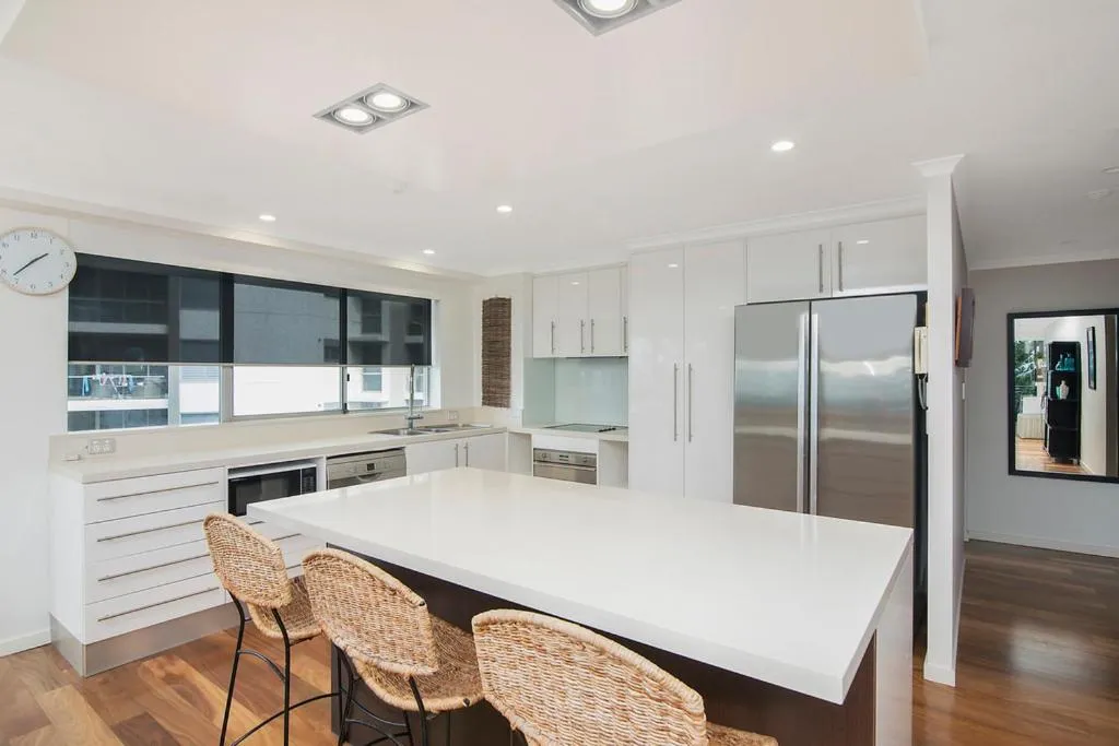 Kitchen or kitchenette in Solnamara Beachfront Apartments