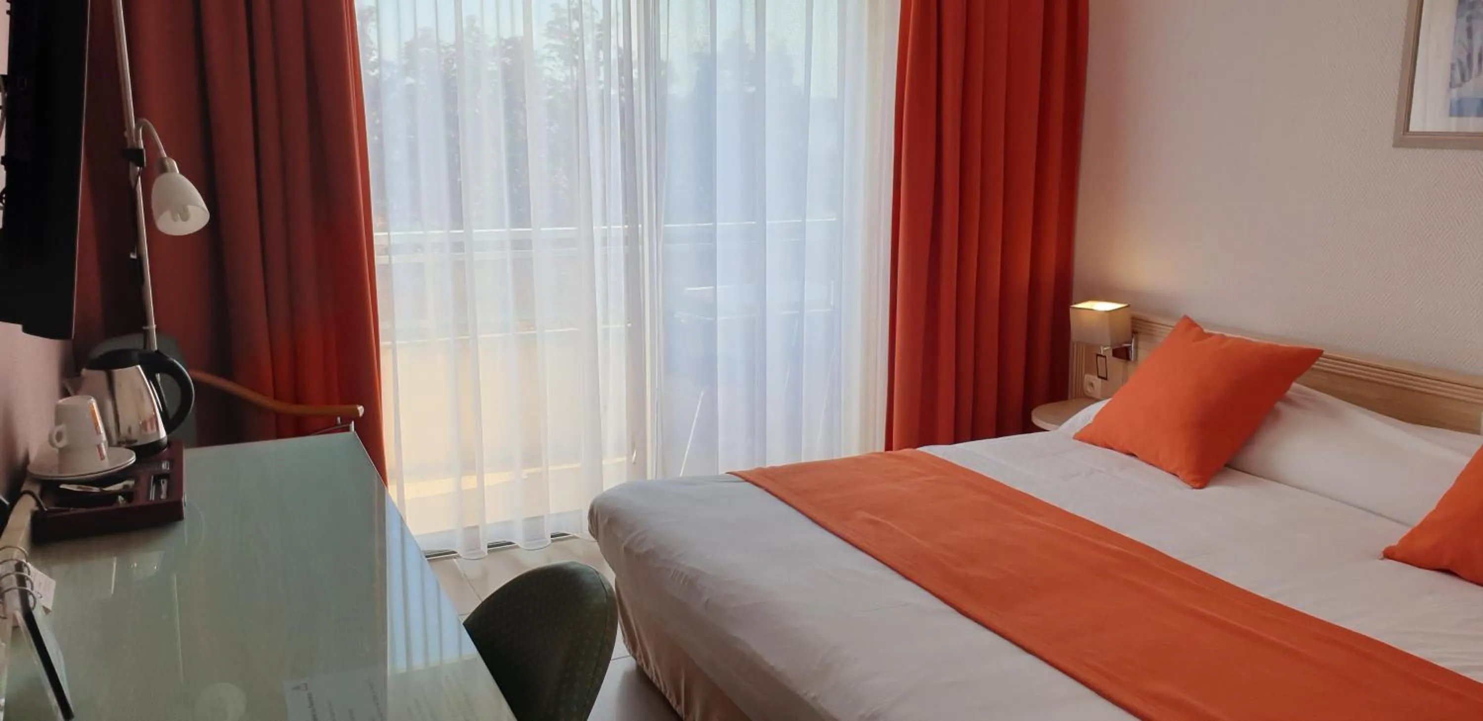 Bed in Logis Hôtel & Restaurant Le Fleurance