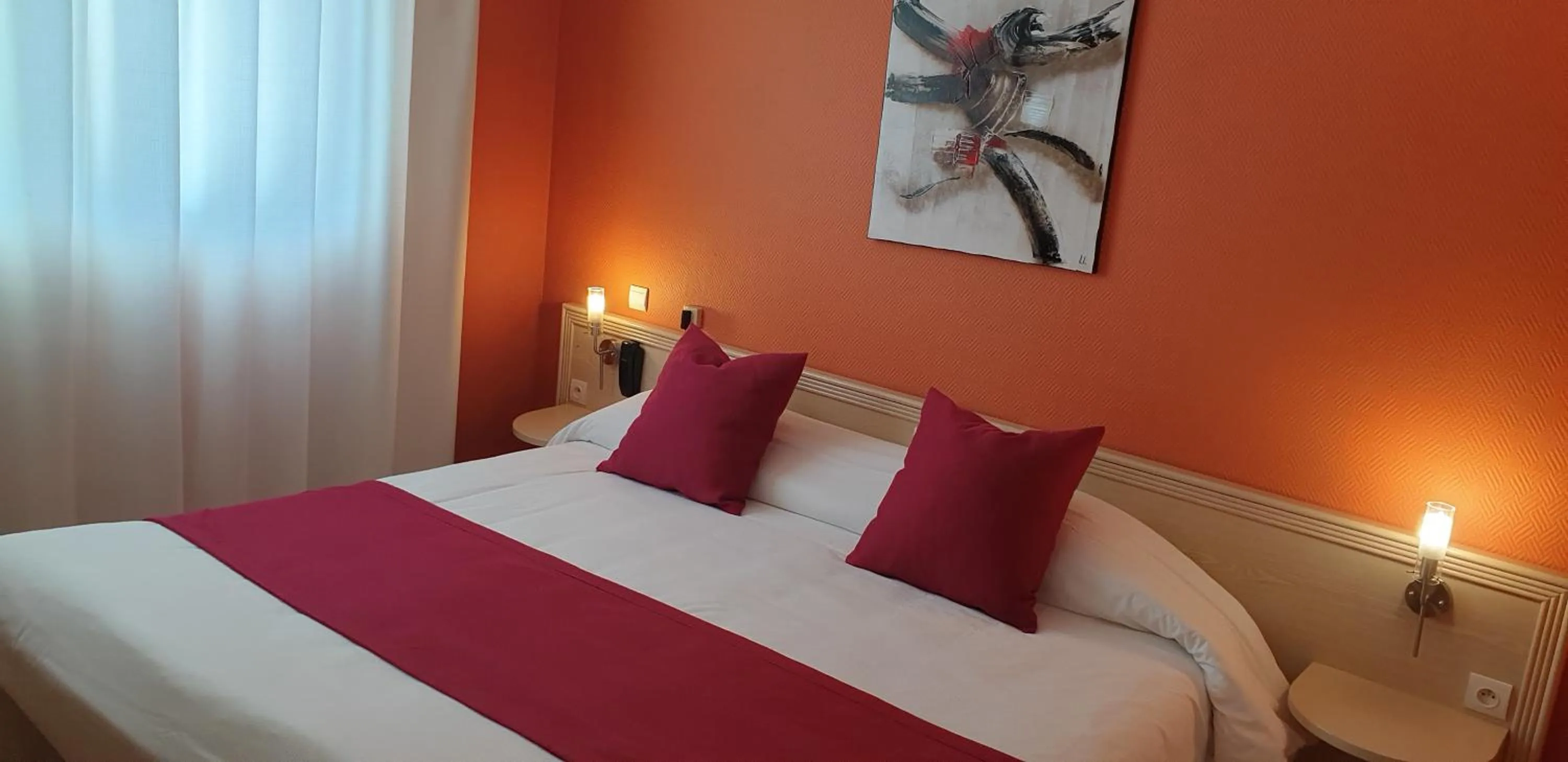 Bed in Logis Hôtel & Restaurant Le Fleurance