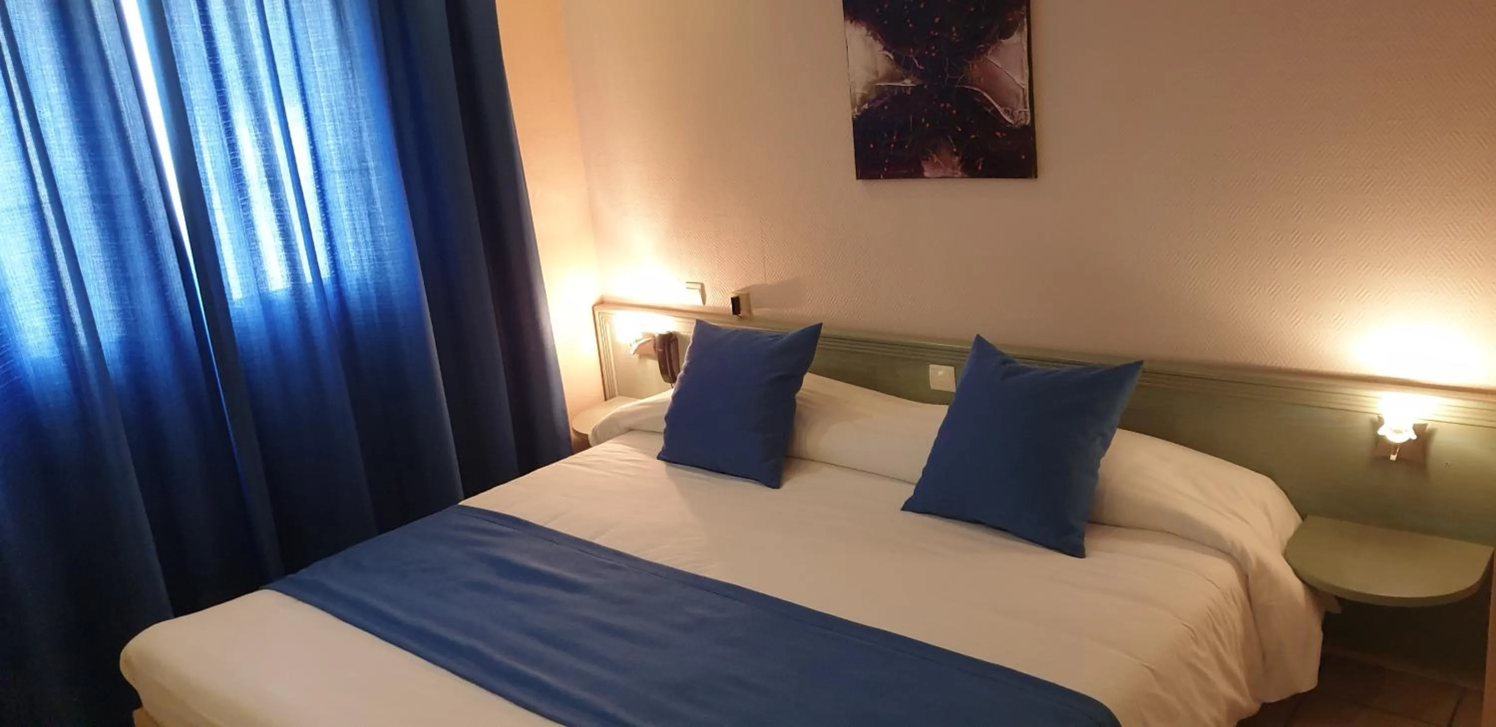 Bed in Logis Hôtel & Restaurant Le Fleurance