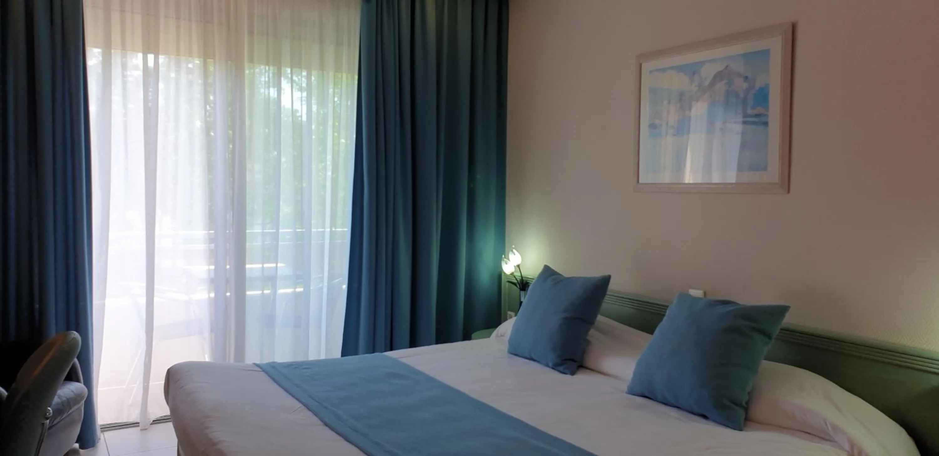 Bed in Logis Hôtel & Restaurant Le Fleurance